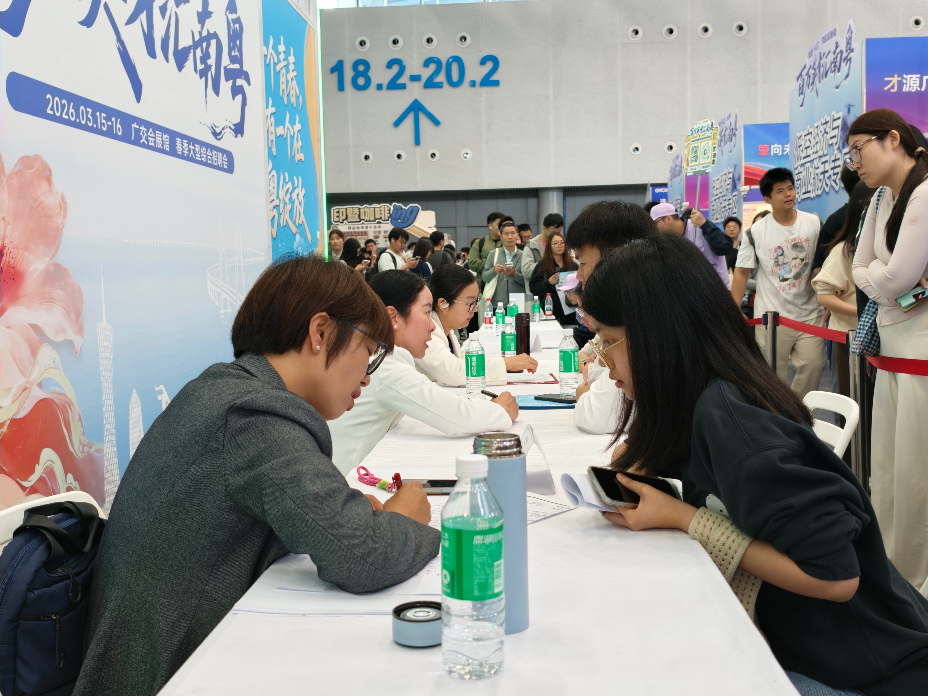 3月15日，招聘会现场设立服务专区，求职者接受就业指导。人民网记者 王雅蝶摄