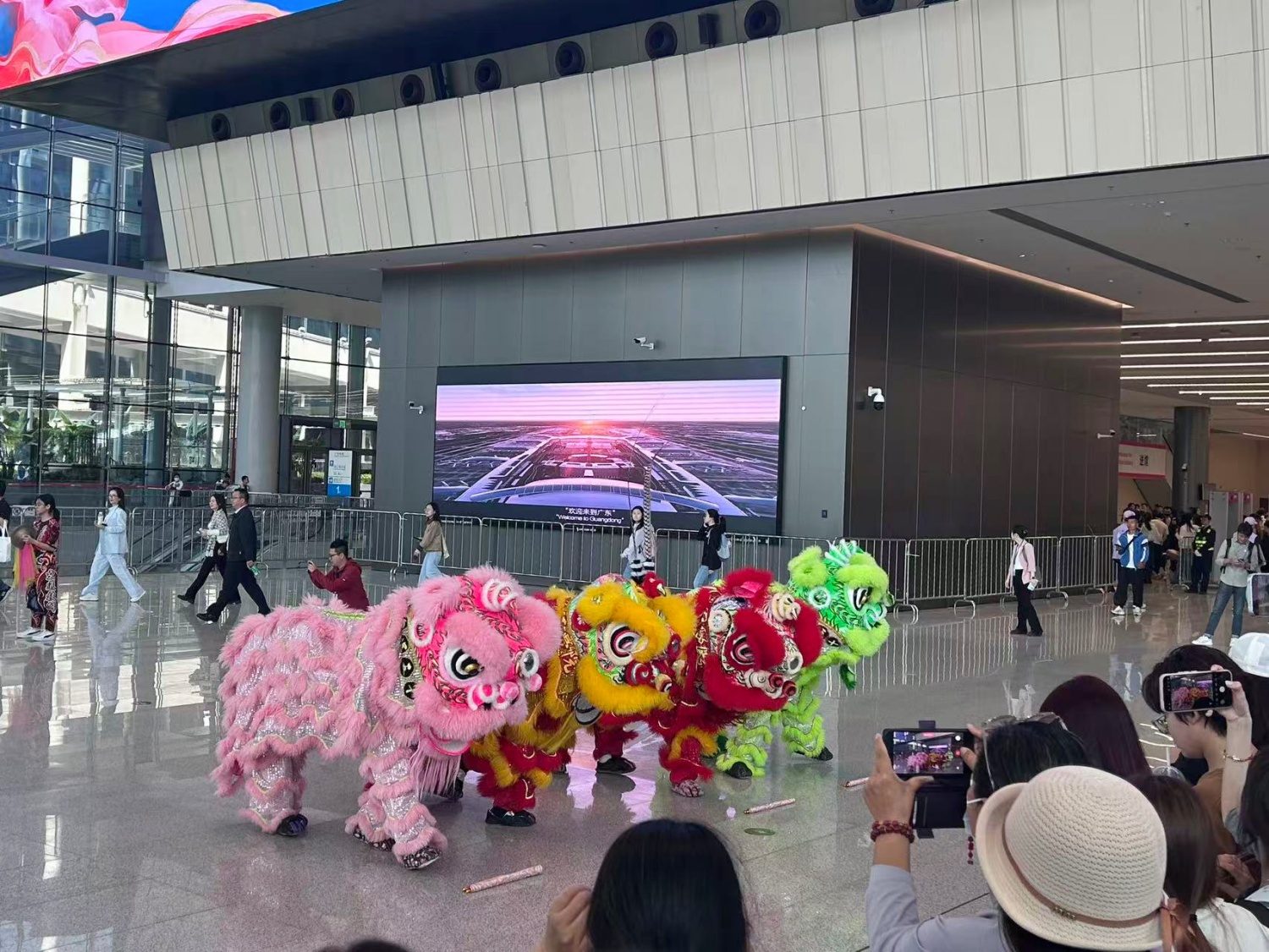 3月15日，招聘会现场，富有岭南特色的舞狮表演助阵。实习生 兰航宇摄