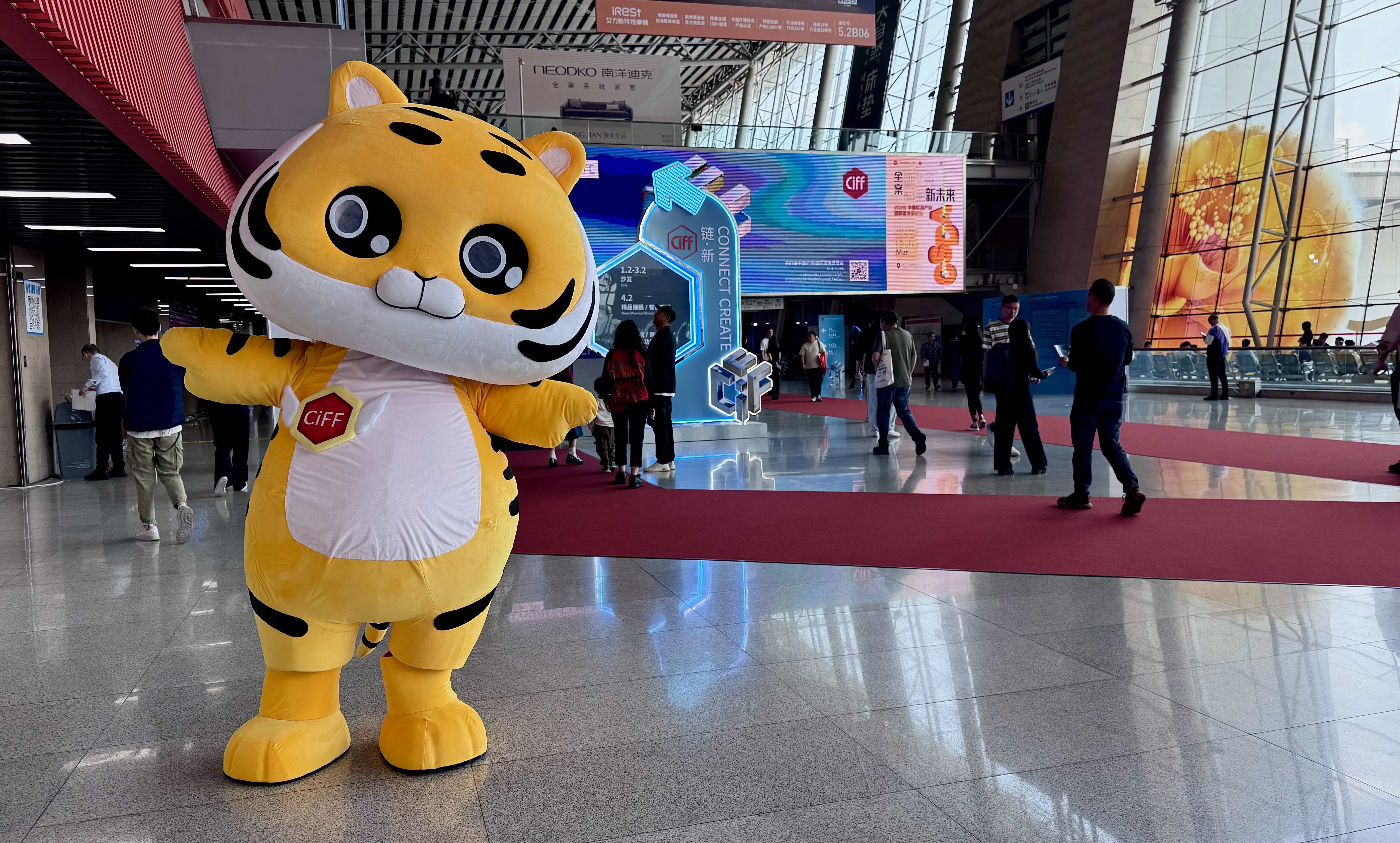吉祥物佳佳在展会现场惊喜亮相。人民网记者 李昊洋摄