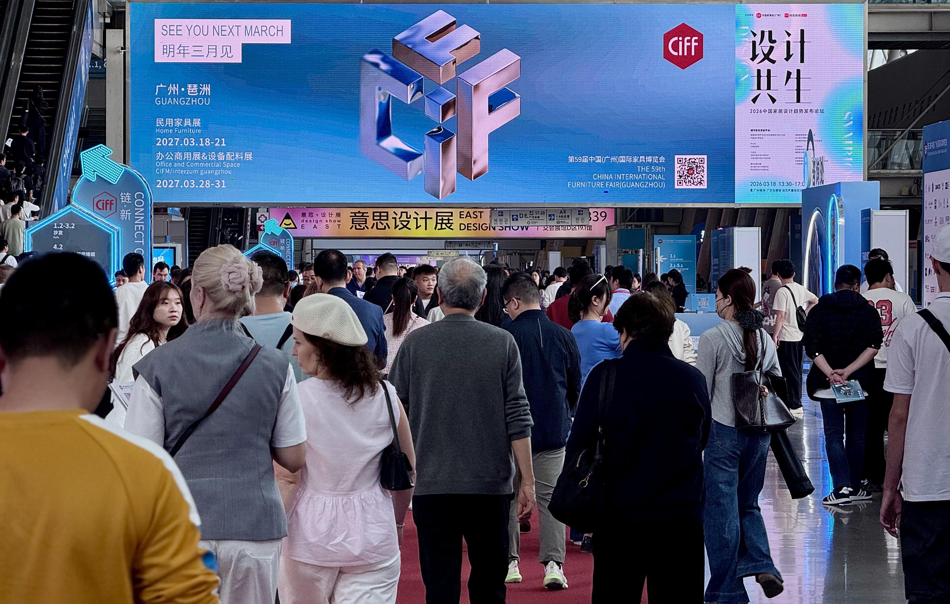 展会现场人流如织。人民网记者 李昊洋摄