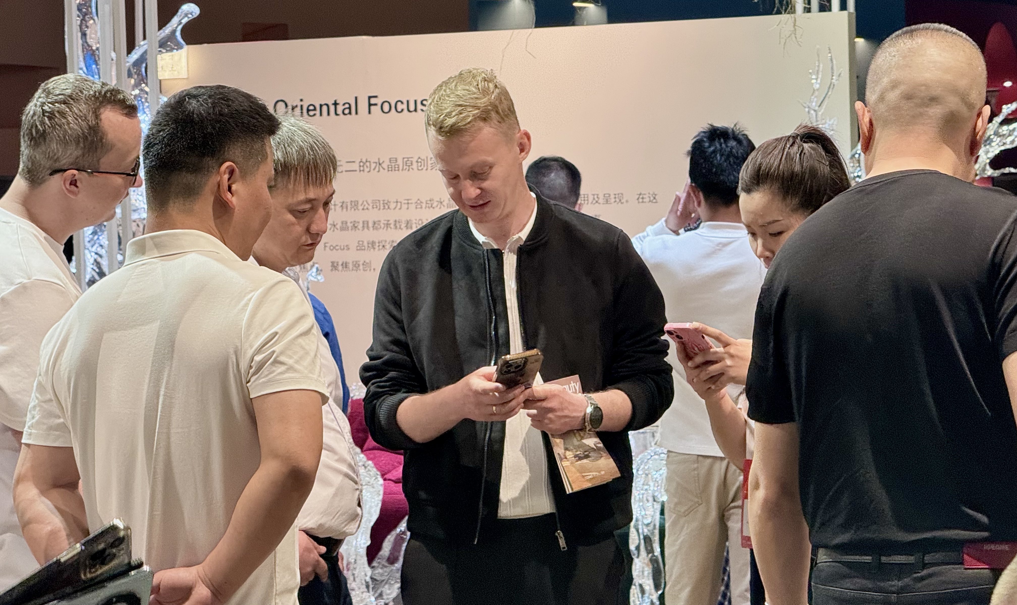 展会现场，外国友人与参展商进行洽谈交流。人民网记者 李昊洋摄