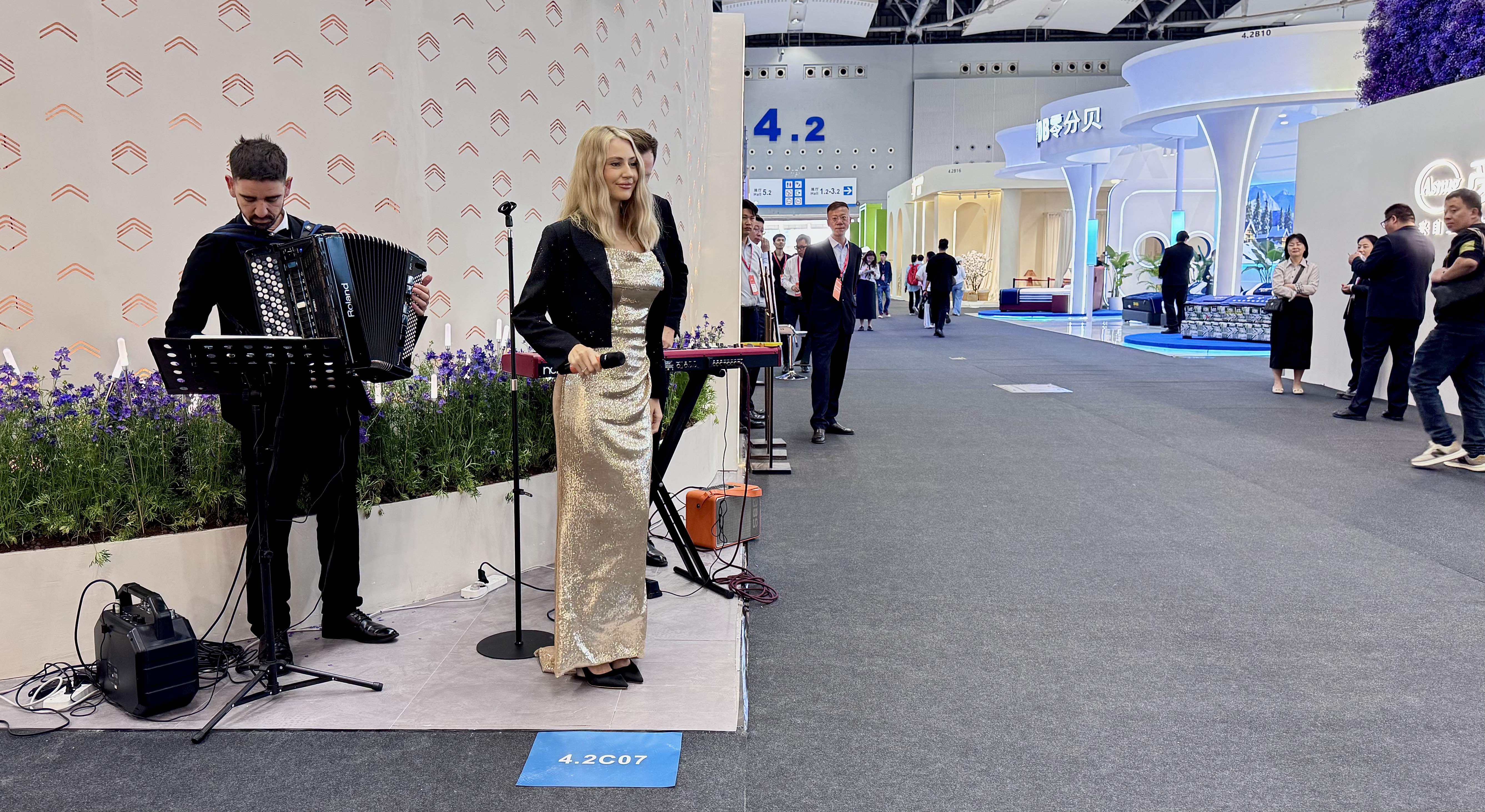 展位前，工作人员热情驻唱，与观众友好互动。人民网记者 李昊洋摄