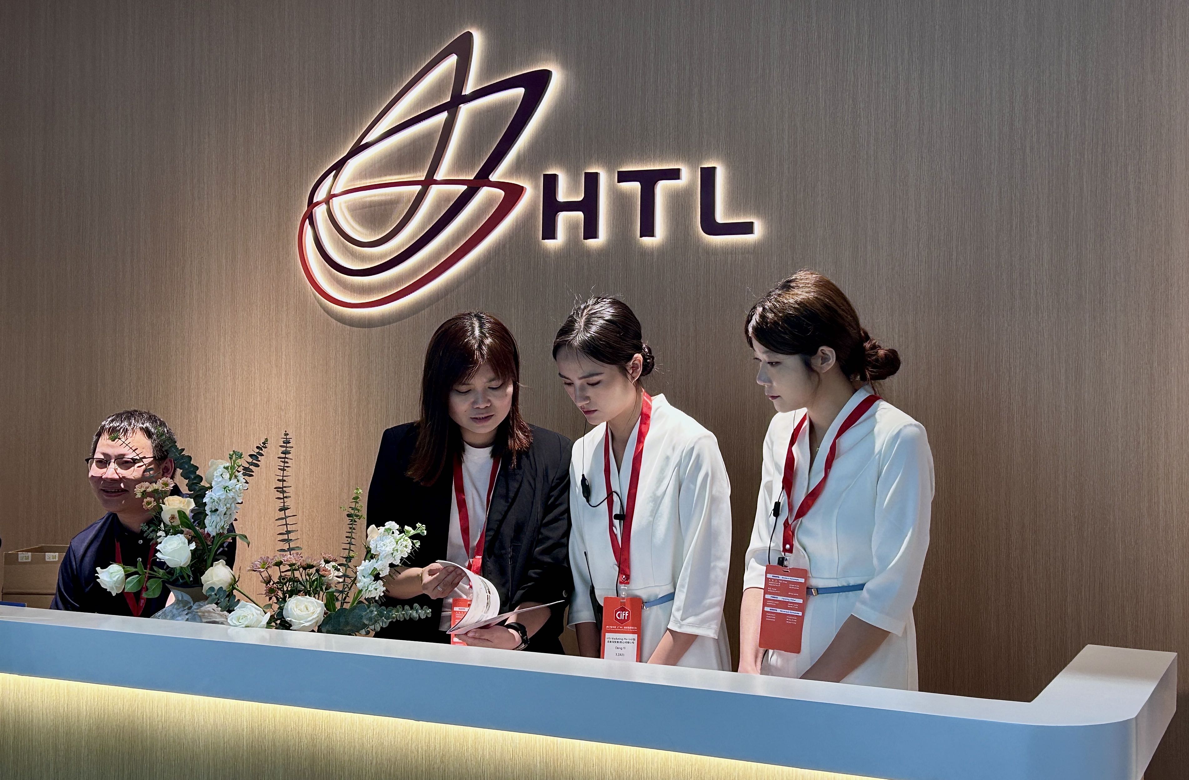 展会现场，工作人员向现场人员提供贴心服务。实习生 兰航宇摄