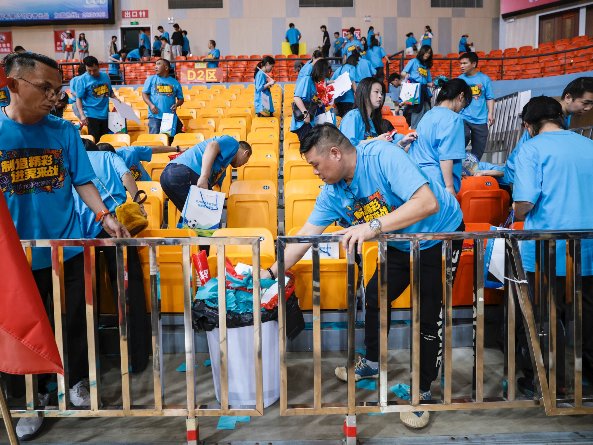 赛后,东莞队球迷自发在赛场清理垃圾。郑家雄摄