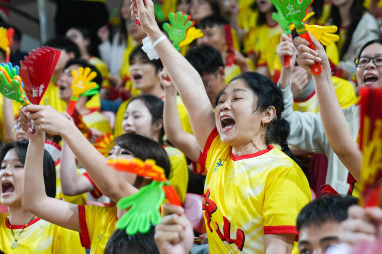 中山球迷為隊員們加油。圖源：羊城晚報。 周巍 梁喻 劉暢攝影