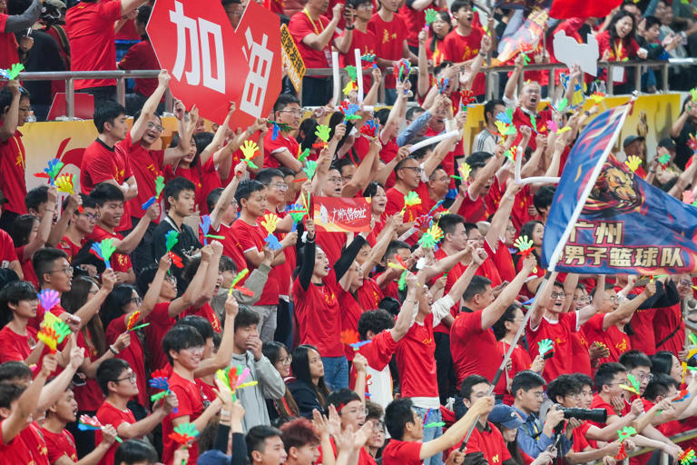 廣州球迷吶喊助威。圖源：羊城晚報。 周巍 梁喻 劉暢攝影