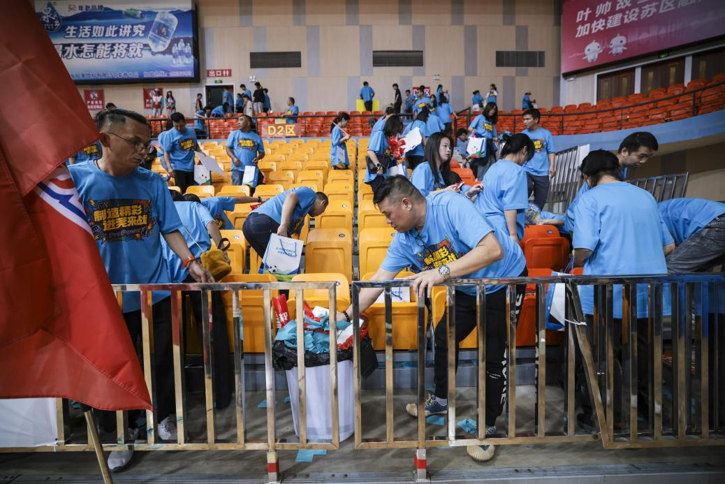 賽后，東莞隊球迷自發在賽場清理垃圾。鄭家雄攝