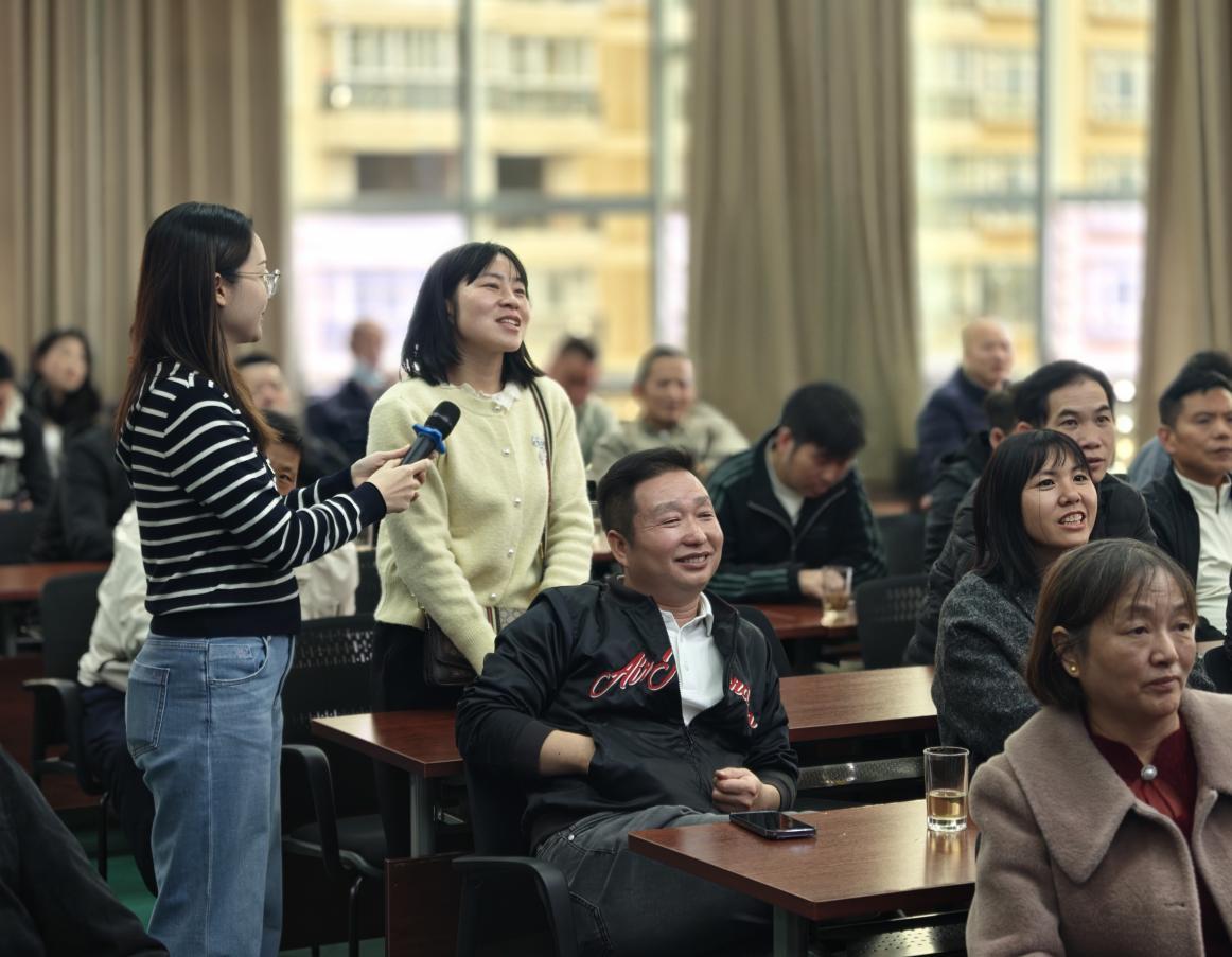 图为云南活动现场,当地零售户代表与宣讲人员进行互动交流。刘子霖摄