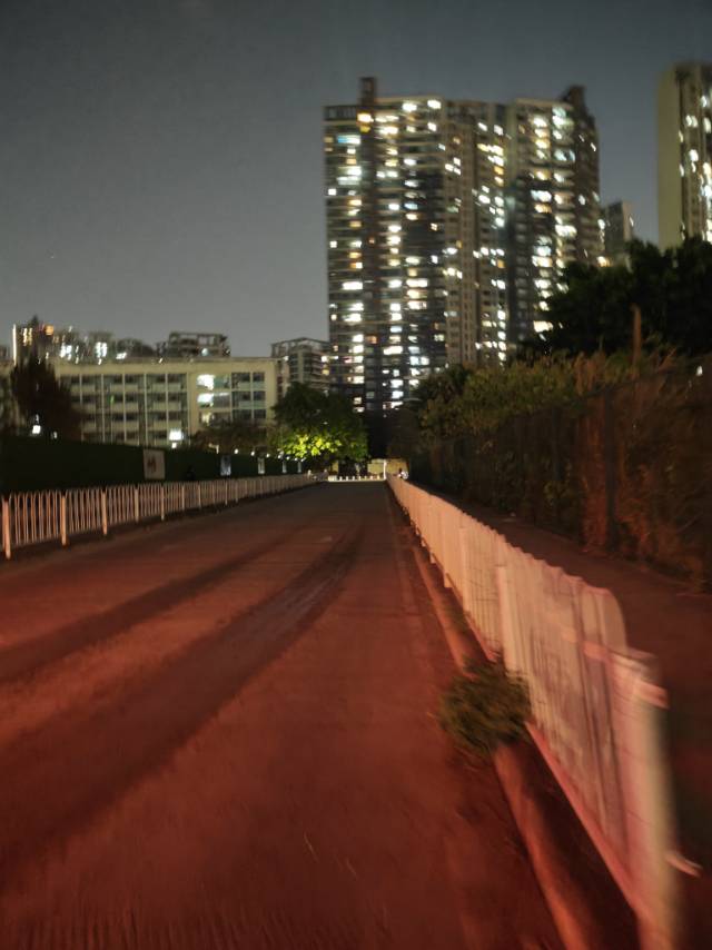 网友黄女士拍摄夜间行走在没有路灯的路段。受访者供图