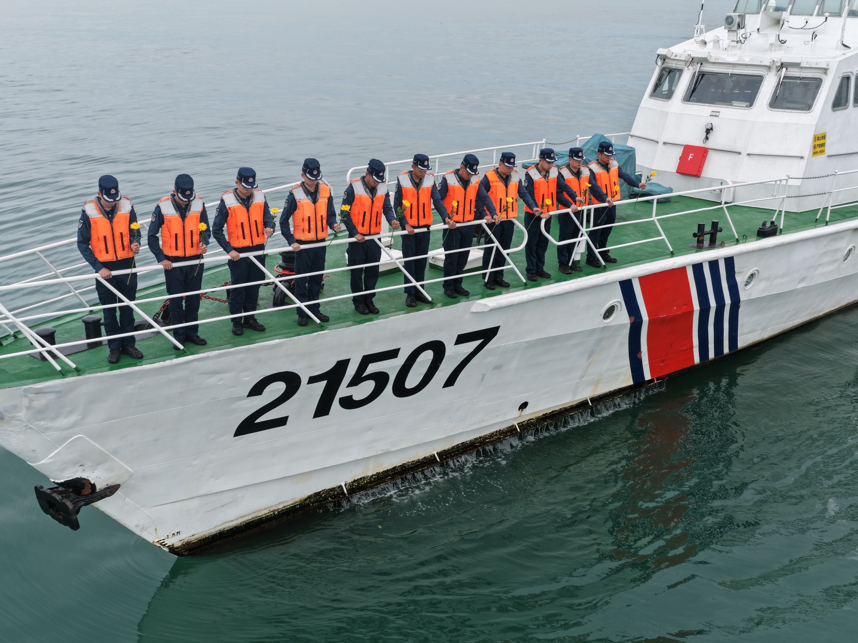 广东海警祭奠英烈主题活动现场。广东海警局供图