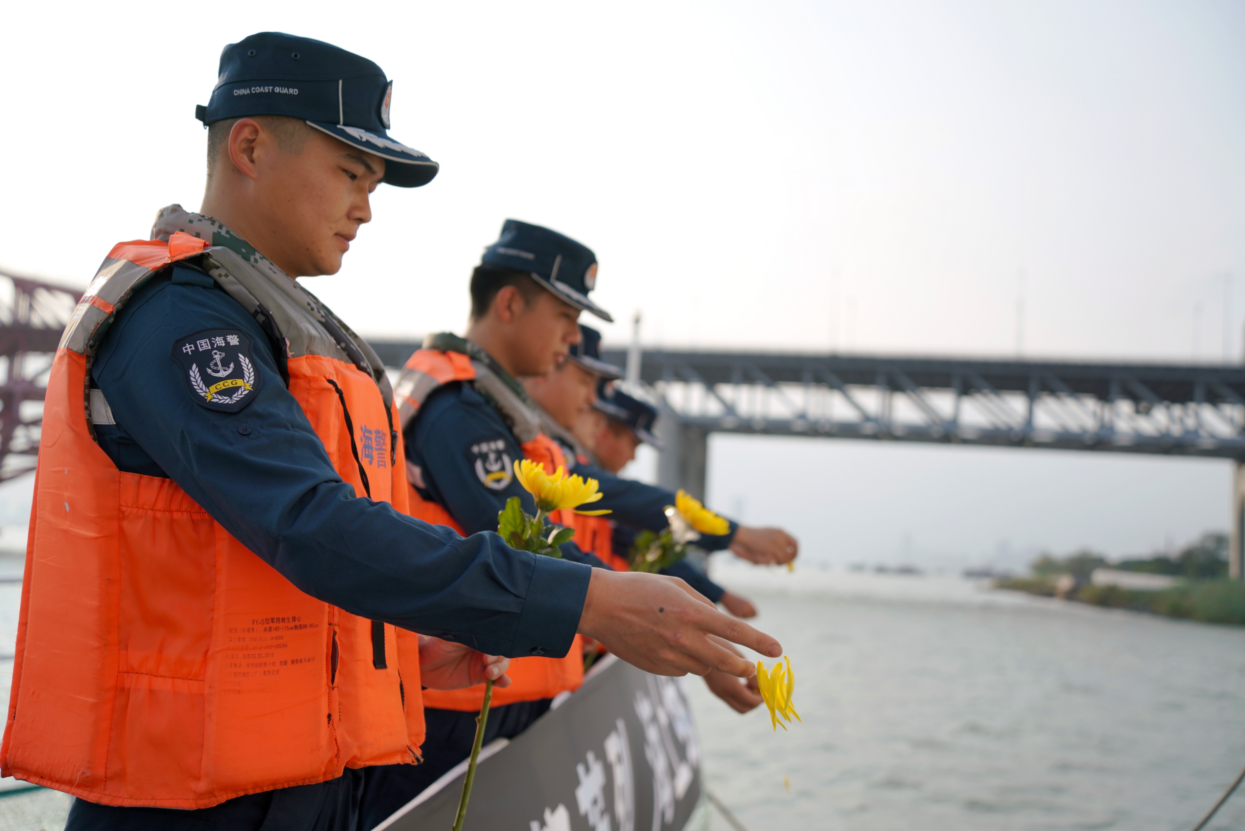 广东海警祭奠英烈主题活动现场。广东海警局供图