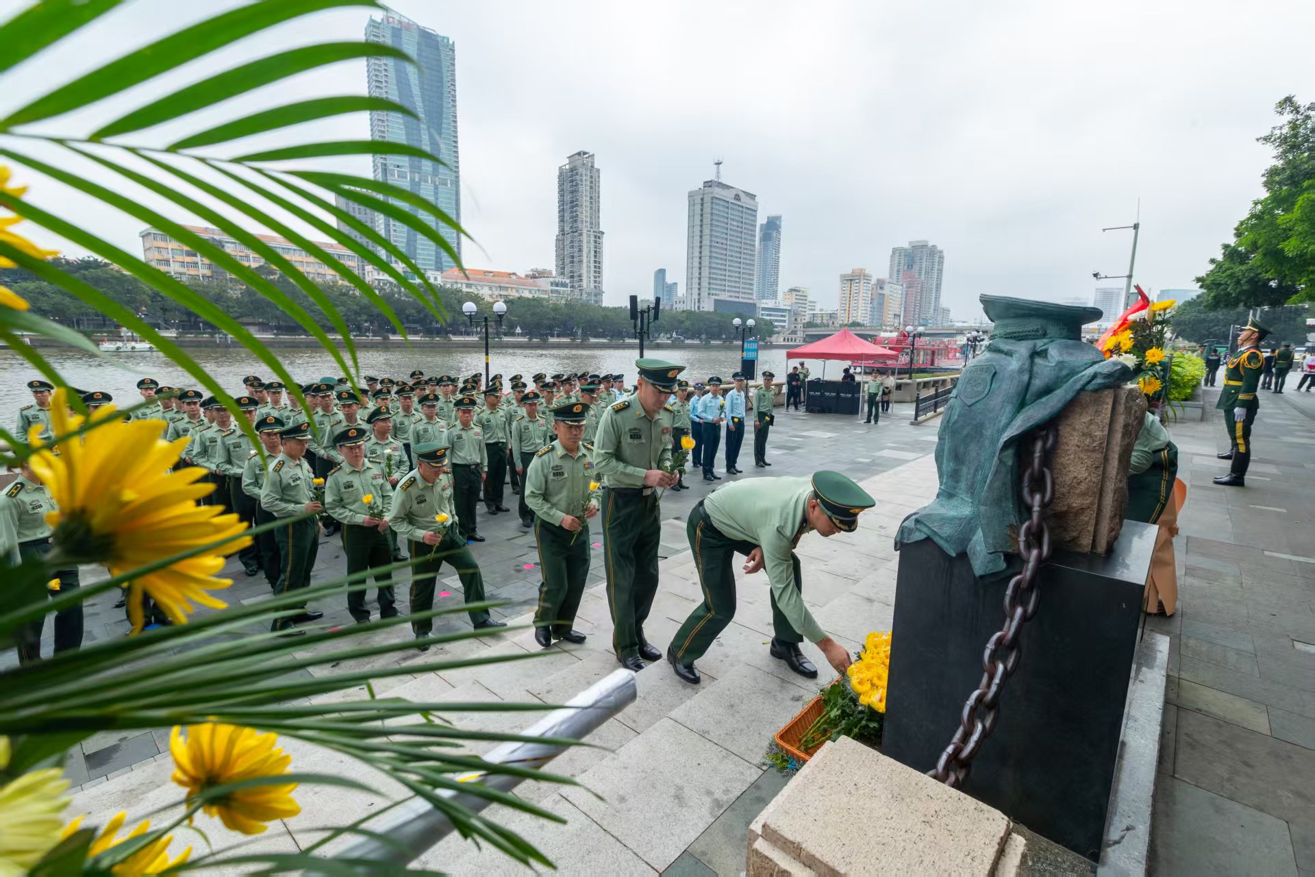 “缅怀英烈，砥砺前行”纪念活动现场。武警广东总队供图