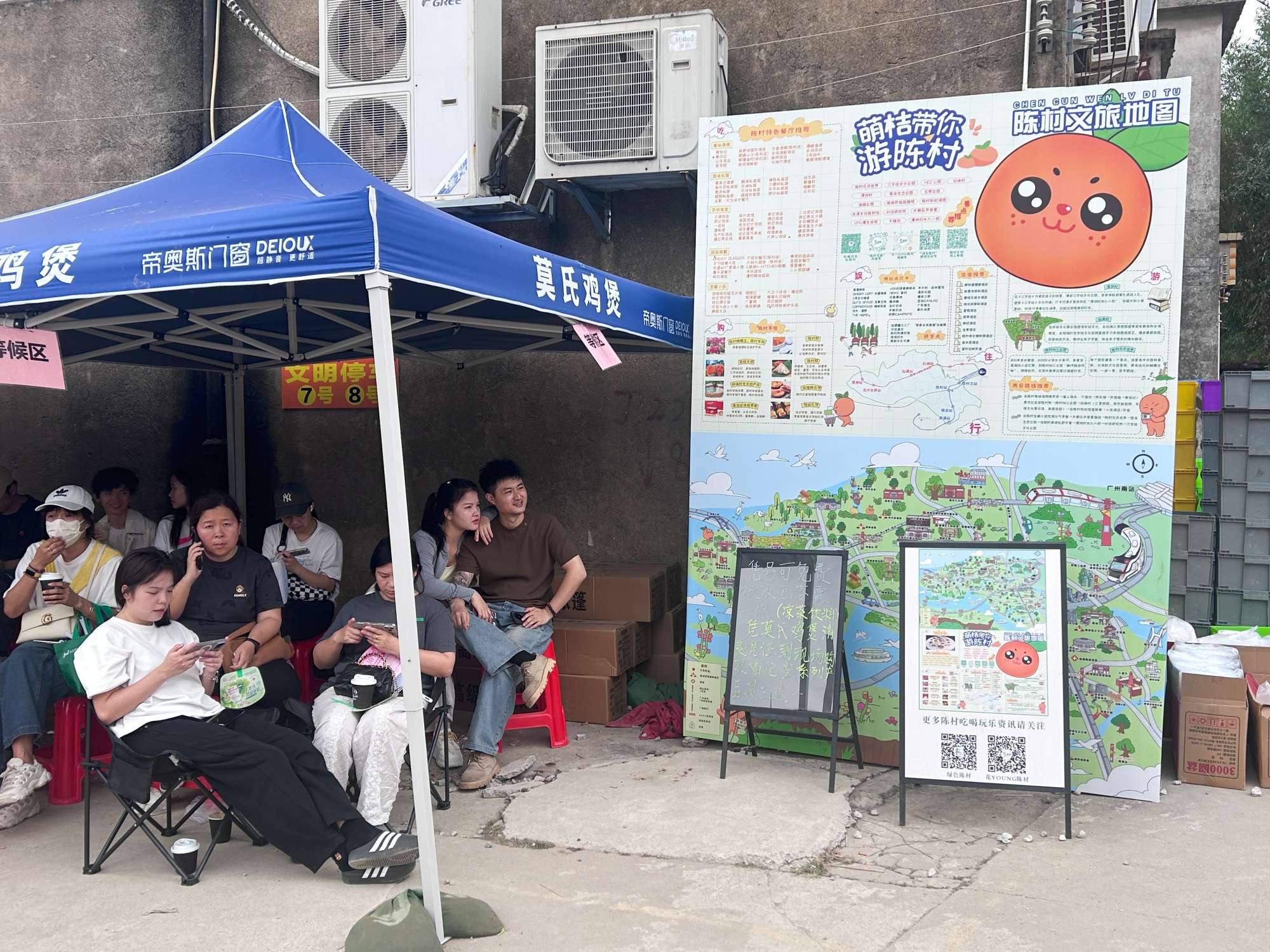 图为莫氏鸡煲“候鸡亭”，游客们在等待之余，了解陈村镇文旅路线。兰航宇摄