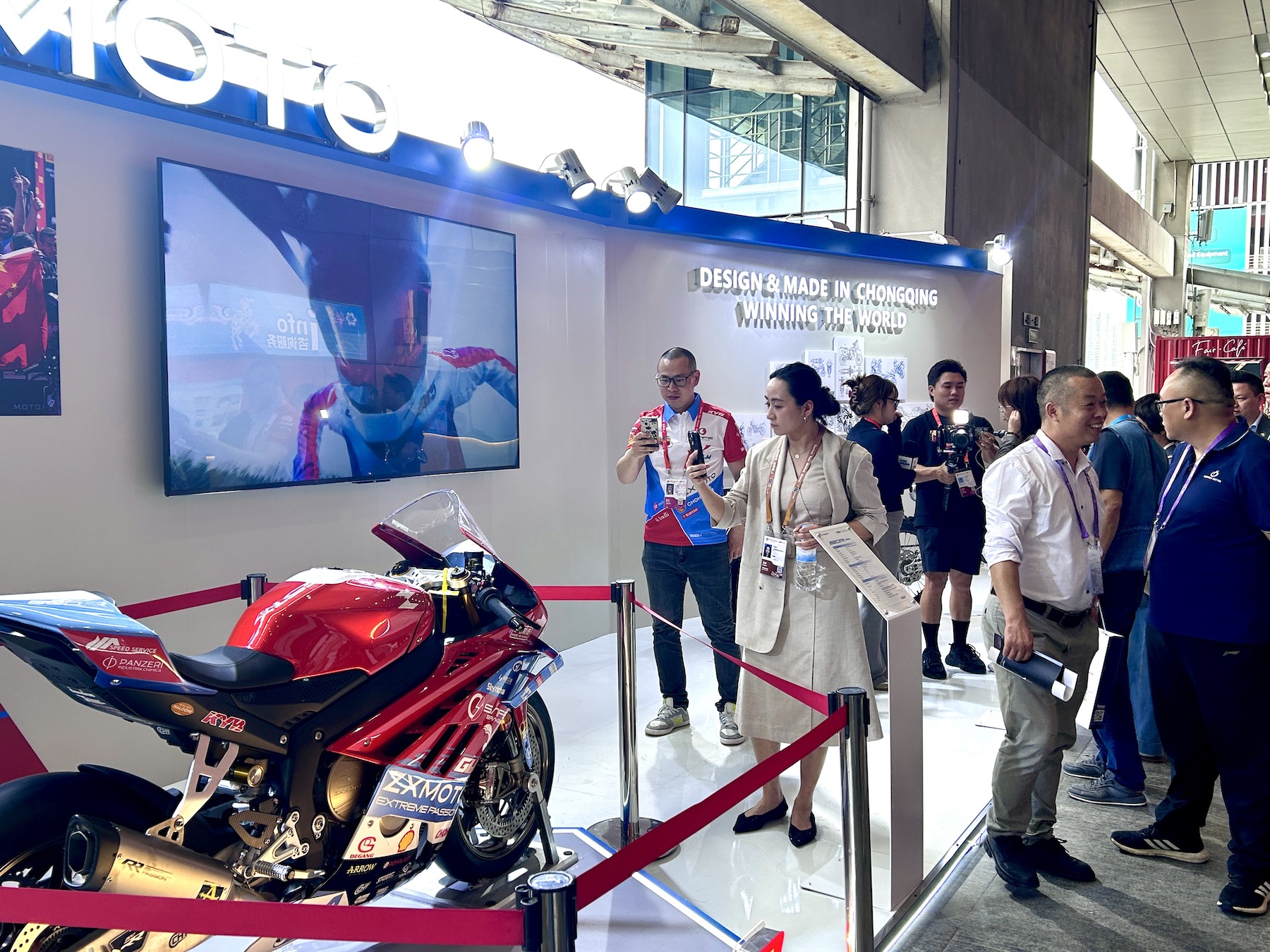 广交会现场,客商“打卡”张雪机车展位。实习生 兰航宇摄
