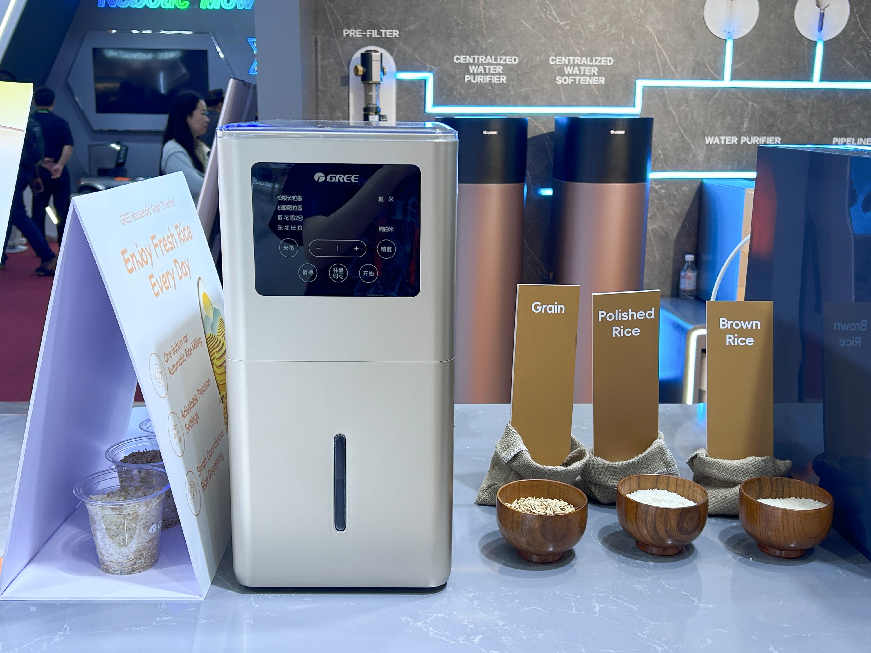 广交会现场，格力电器展位，功能多样的脱谷机。实习生 兰航宇摄