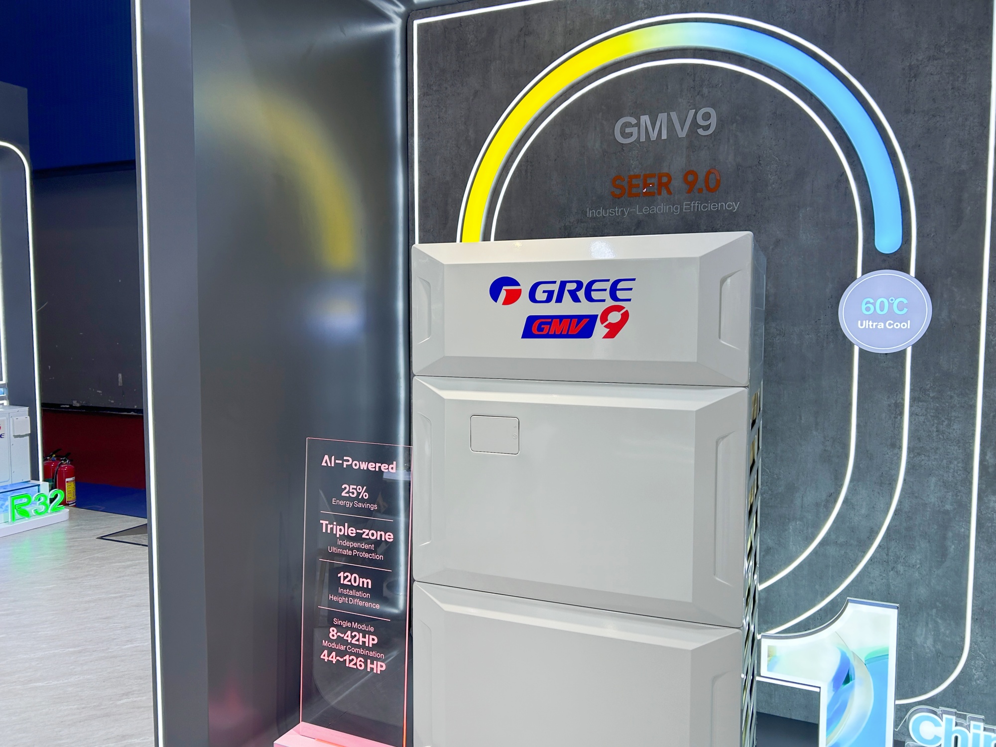 广交会现场，格力电器展位，GMV9空调亮相。实习生 兰航宇摄