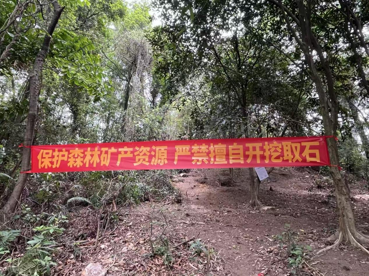 工作人员在暹岗大山加挂宣传横幅。受访者供图