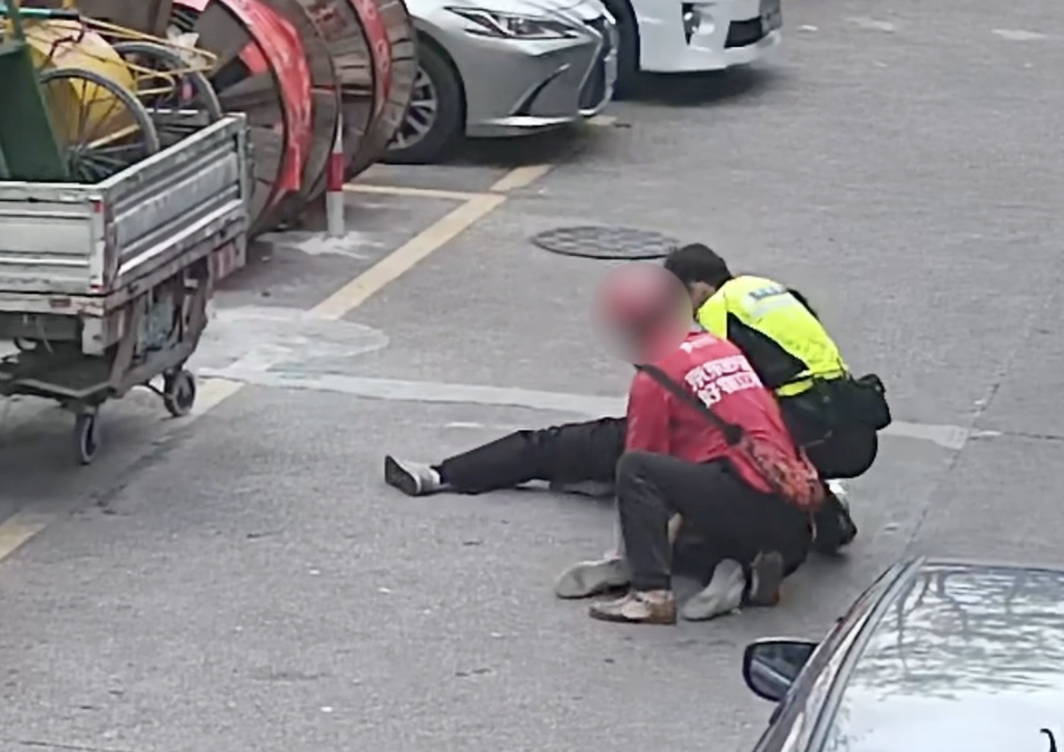 群众（中）参与抓捕嫌疑人。珠海市公安局供图