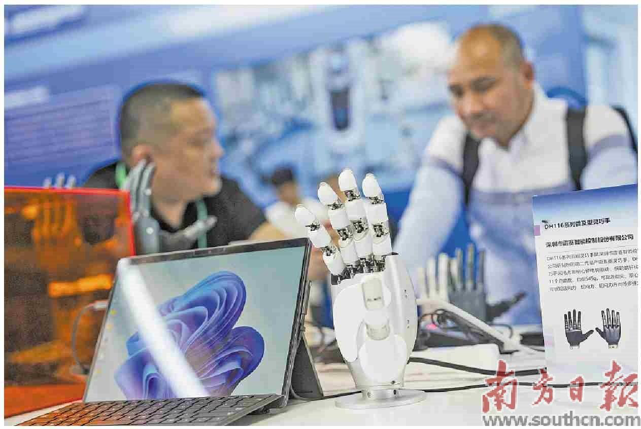 近日，廣東省人工智能應用對接大會在深圳舉行。圖為參展企業正在展示靈巧手。南方日報記者 石磊 張令 攝