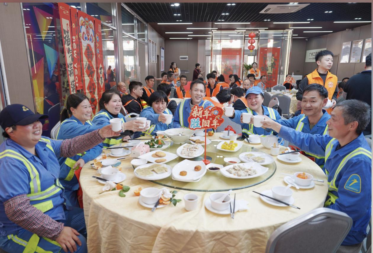 新业态劳动者在广州市员村工人文化宫参加腊八节慰问活动。广州市员村工人文化宫供图