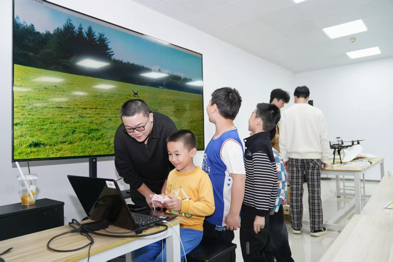 广州市第三工人文化宫新业态职工子女无人机培训现场。广州市第三工人文化宫供图