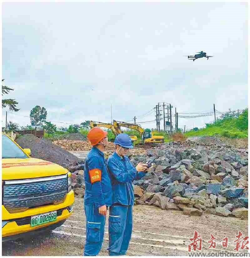     湛江供电局的一线运维人员进行设备巡查维护。     受访者供图
