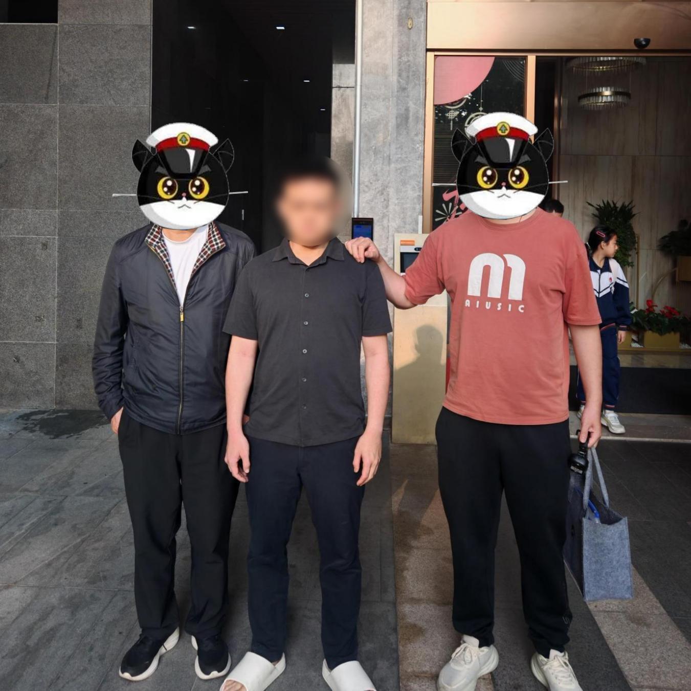 广州警方将王某（左二）抓获归案。广州市公安局供图