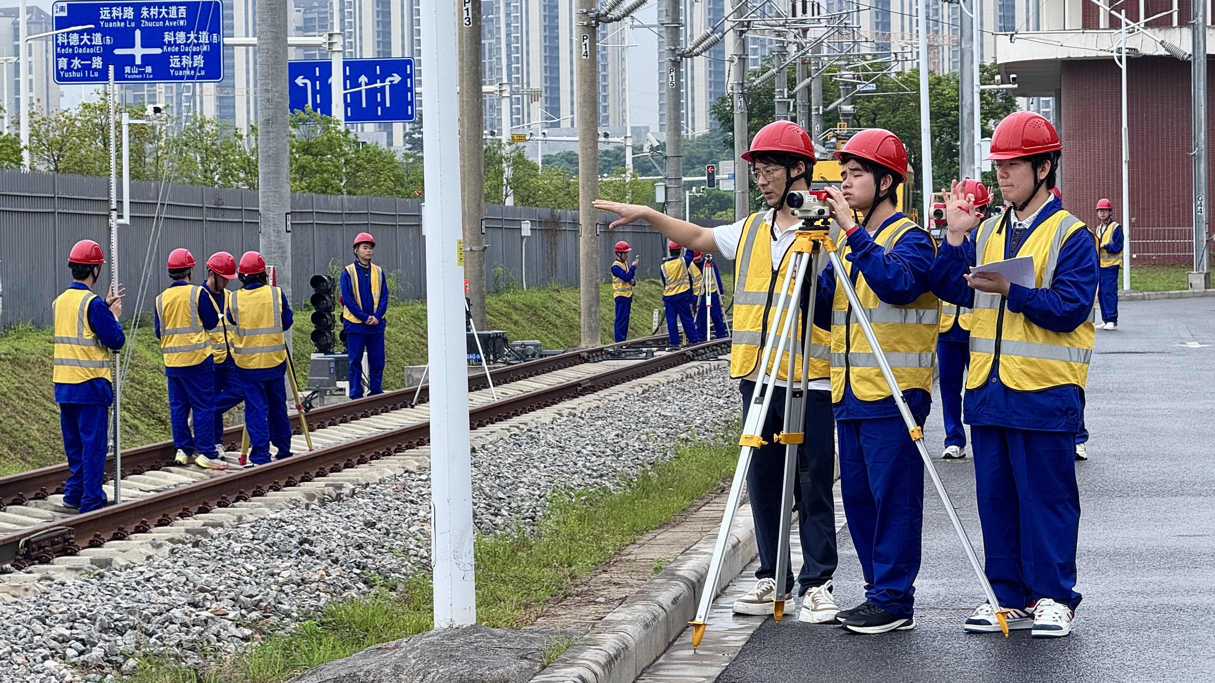 广州铁路职业技术学院内，学生们正在实训基地的轨道线路上开展实训。人民网记者 李昊洋摄