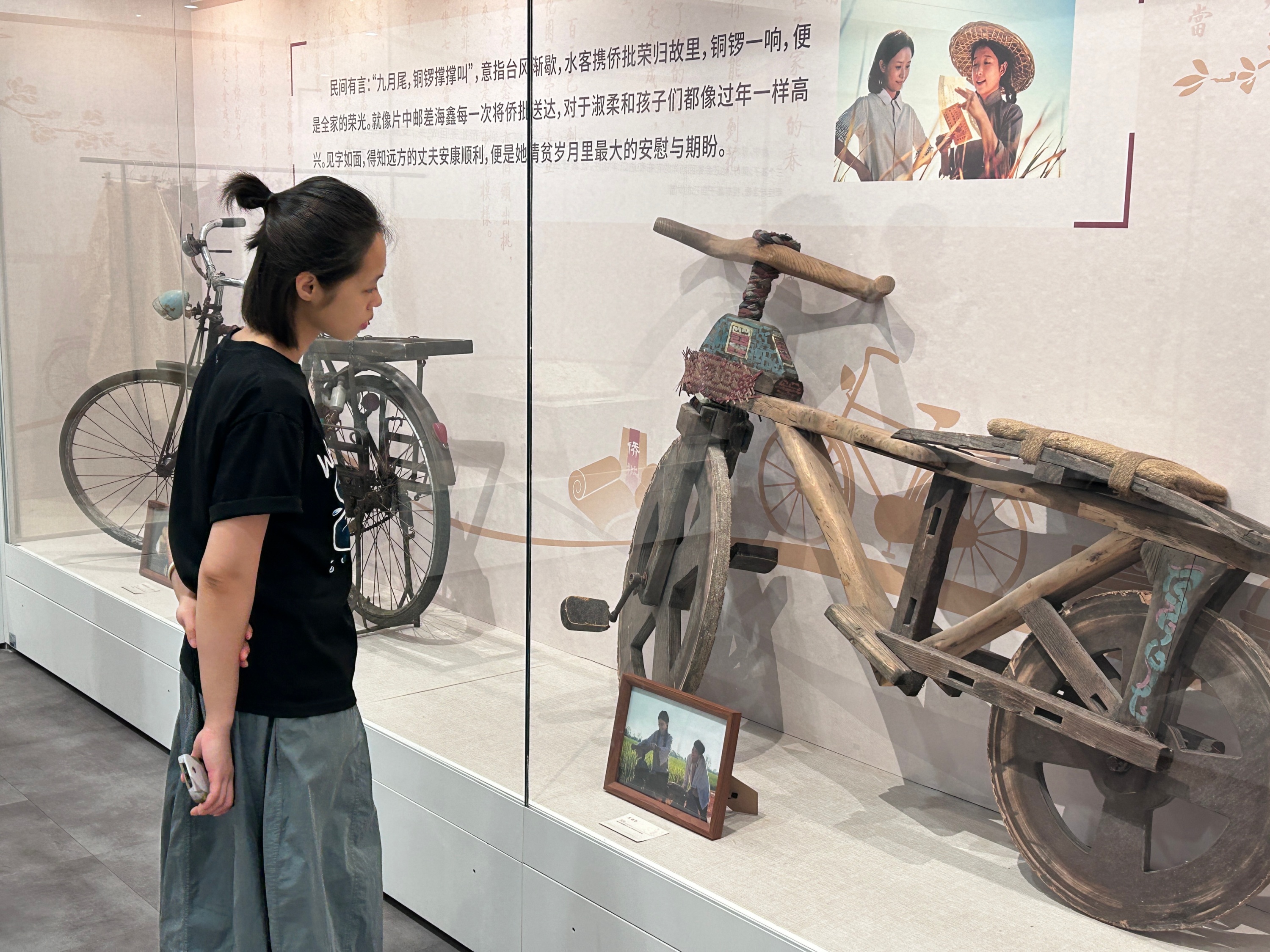 观众驻足欣赏电影《给阿嬷的情书》中的单车道具。实习生 兰航宇摄