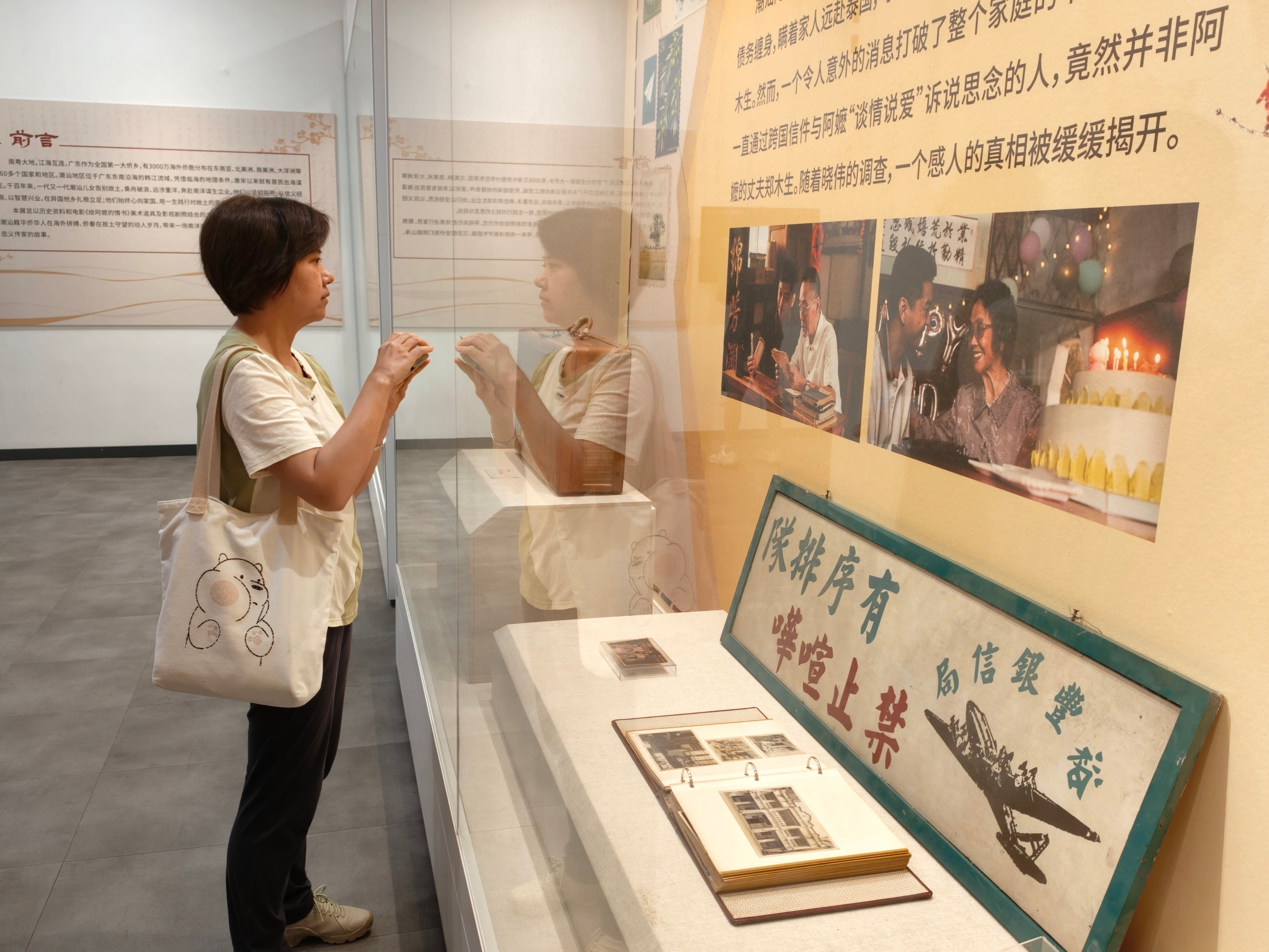 观众通过电影剧情，了解潮汕华侨先辈们“下南洋”的岁月。人民网记者 王雅蝶摄