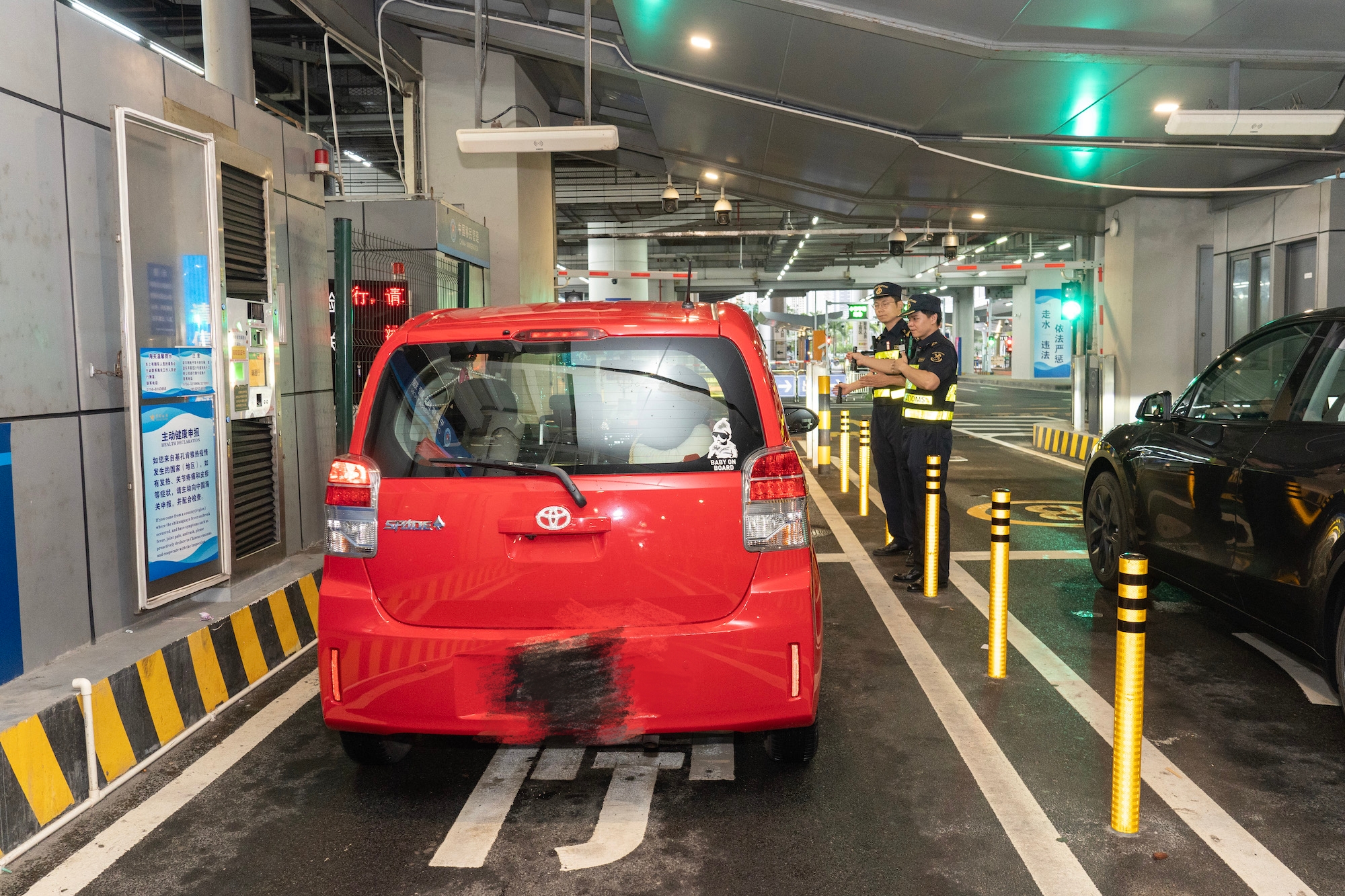 港珠澳大橋海關關員快速驗放“北上”澳門單牌車。林昌鋒攝