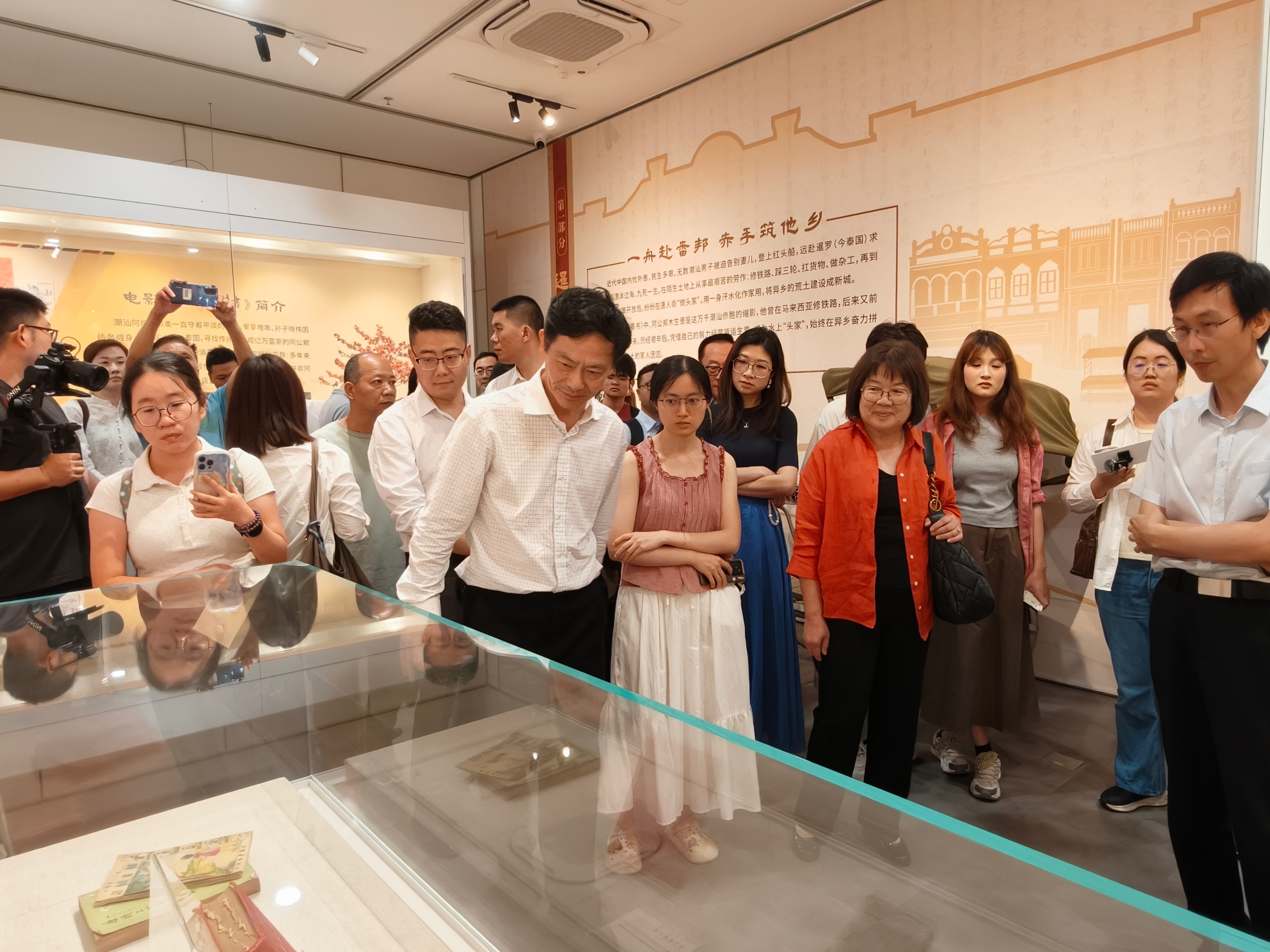 广州华侨博物馆,市民、侨胞、侨眷观赏电影道具专题展。人民网记者 王雅蝶摄
