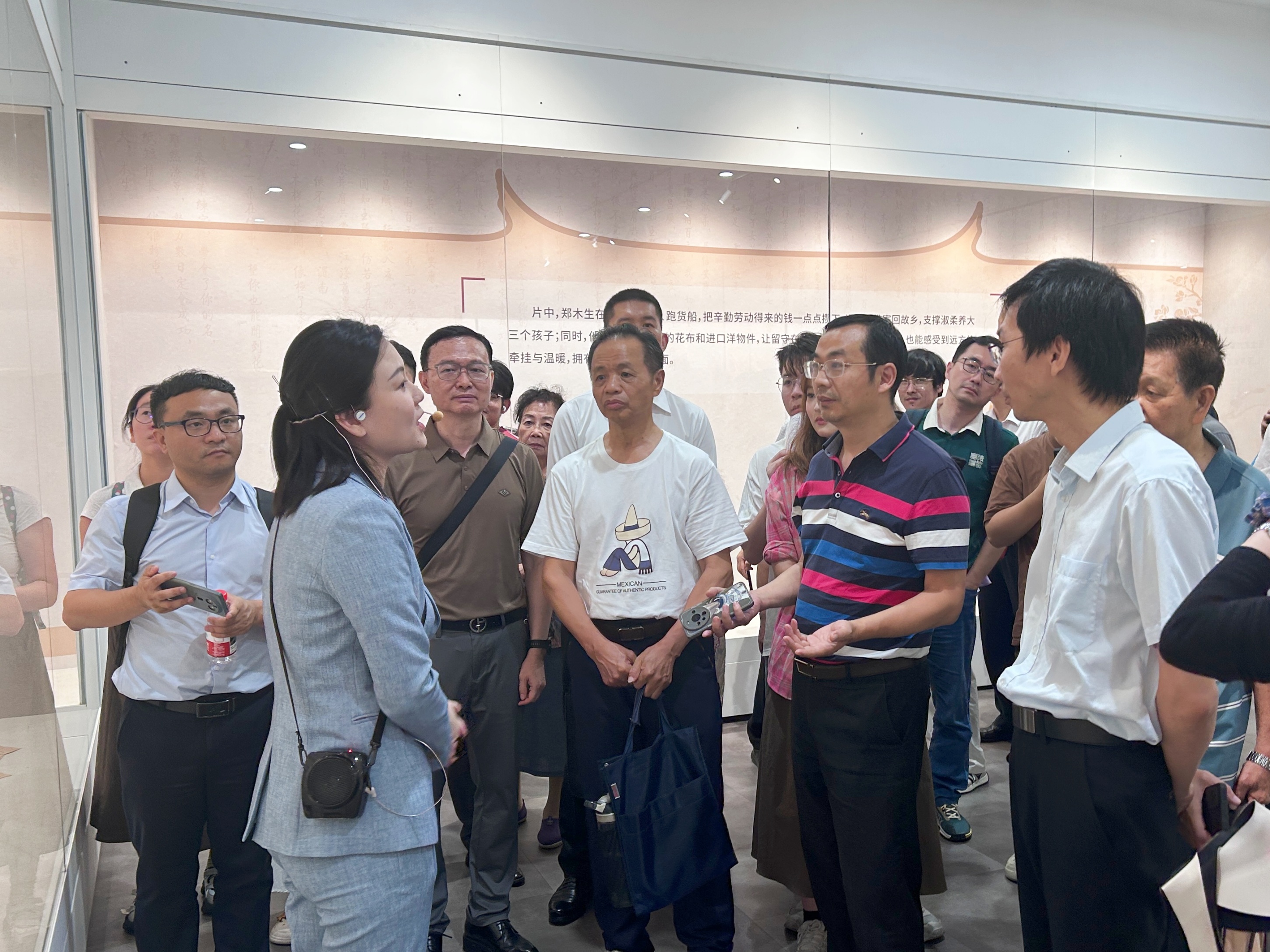 广州华侨博物馆,观众聆听电影《给阿嬷的情书》故事。实习生 兰航宇摄