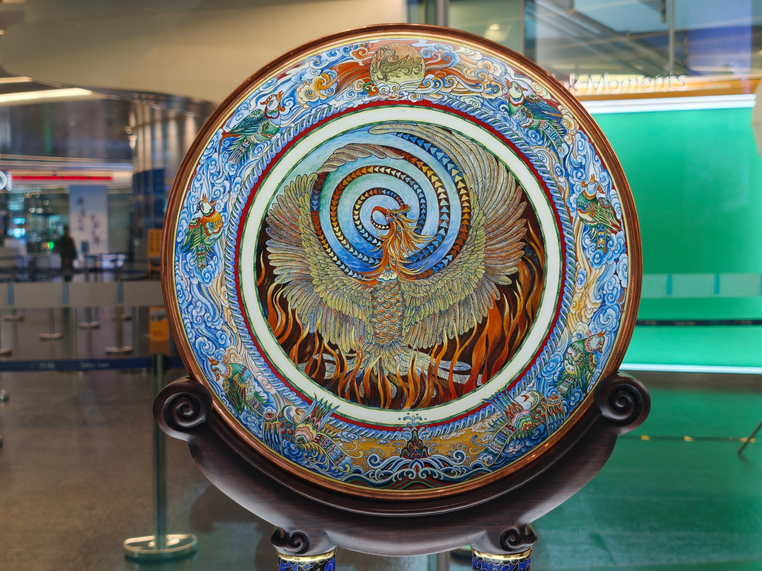 展览现场，釉色绚丽、绘画精细的广州珐琅工艺品。人民网记者 王雅蝶摄