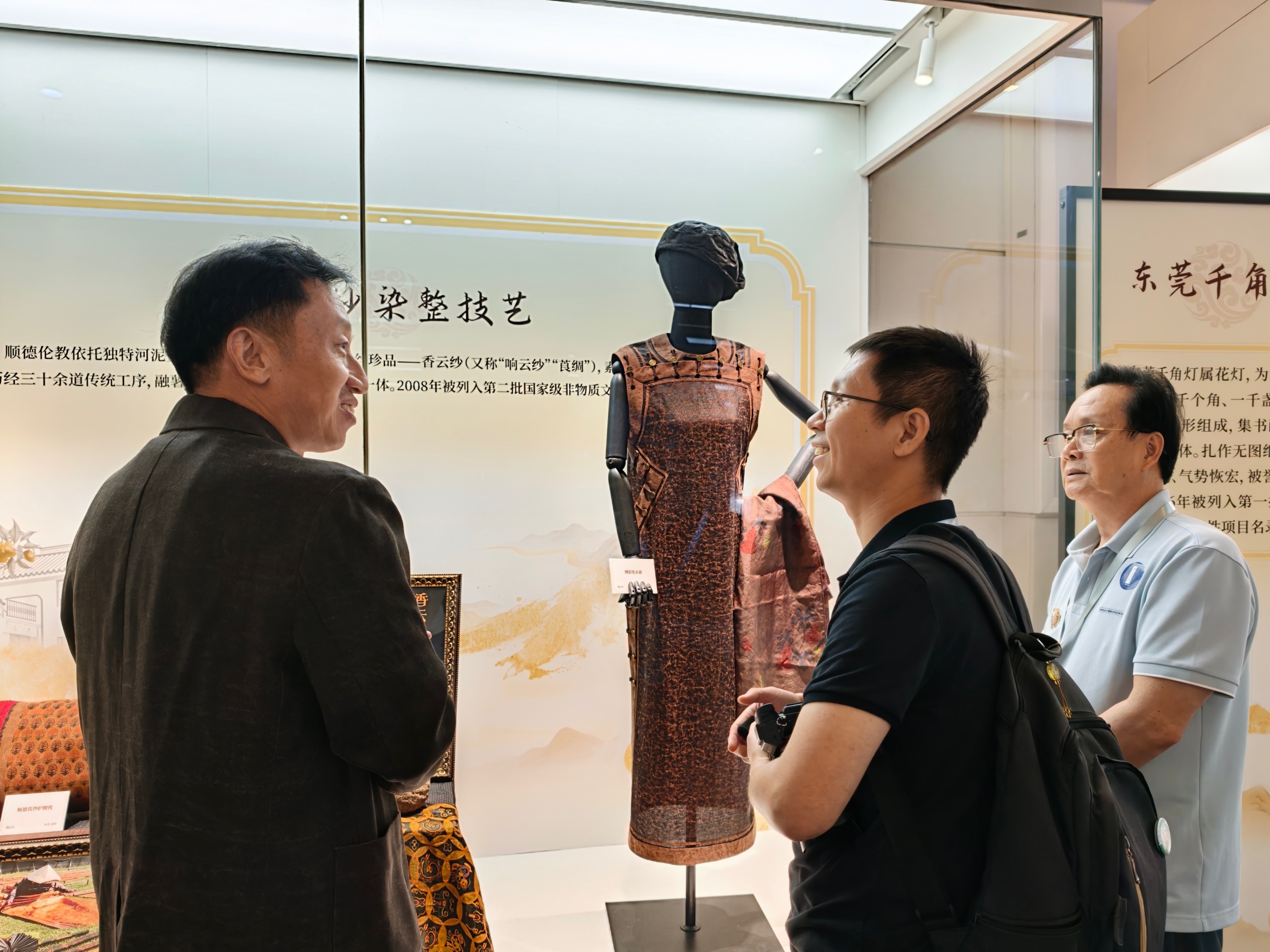 嘉宾与观众围绕香云纱染整技艺开展交流。人民网记者 王雅蝶摄