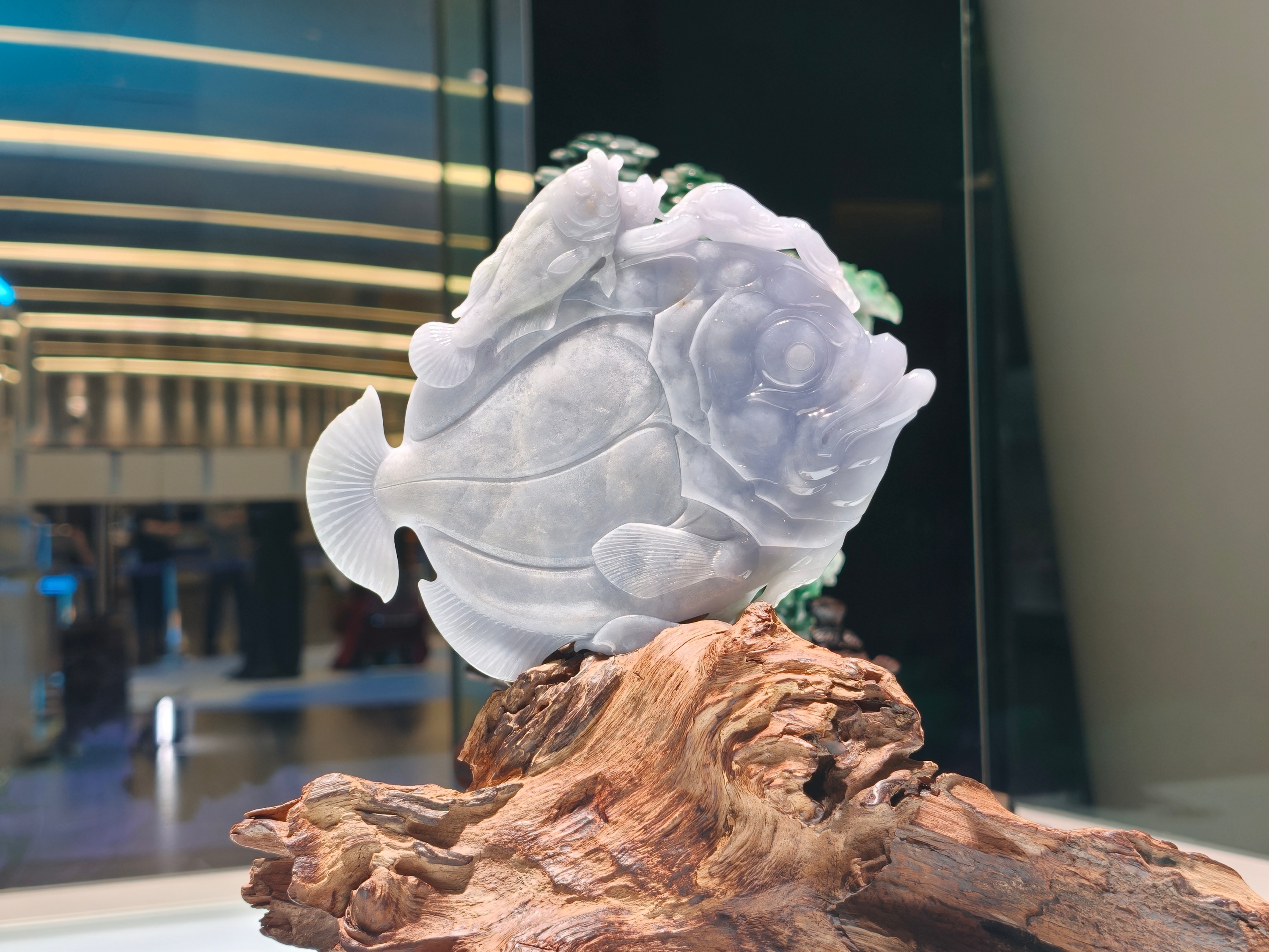 图为广州玉雕展品——海之韵，玲珑剔透。人民网记者 王雅蝶摄