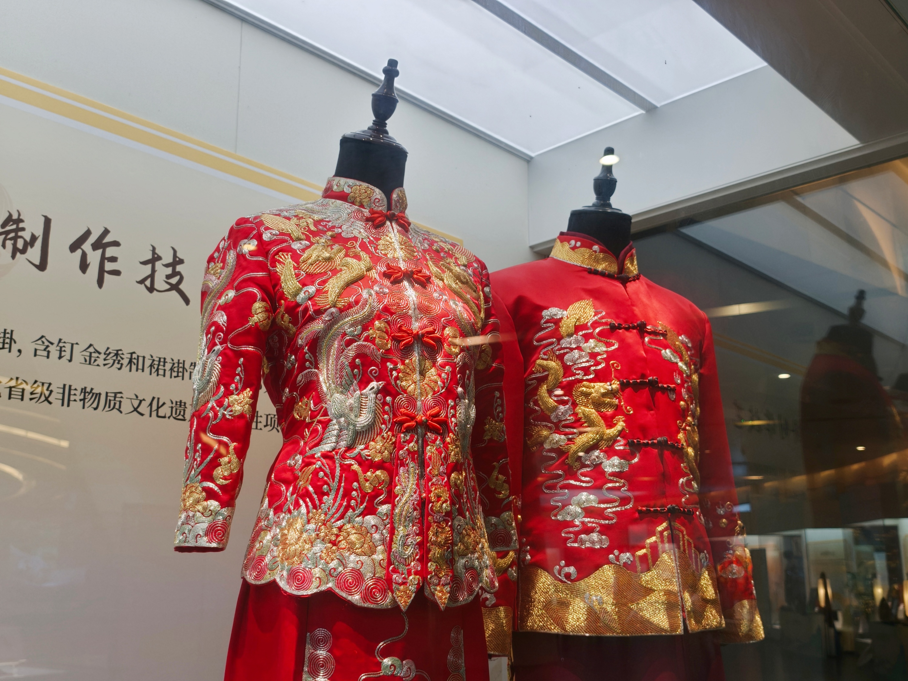 图为钉金绣裙褂制作技艺展品，裙褂图案以龙凤为主，寓意吉祥。人民网记者 王雅蝶摄