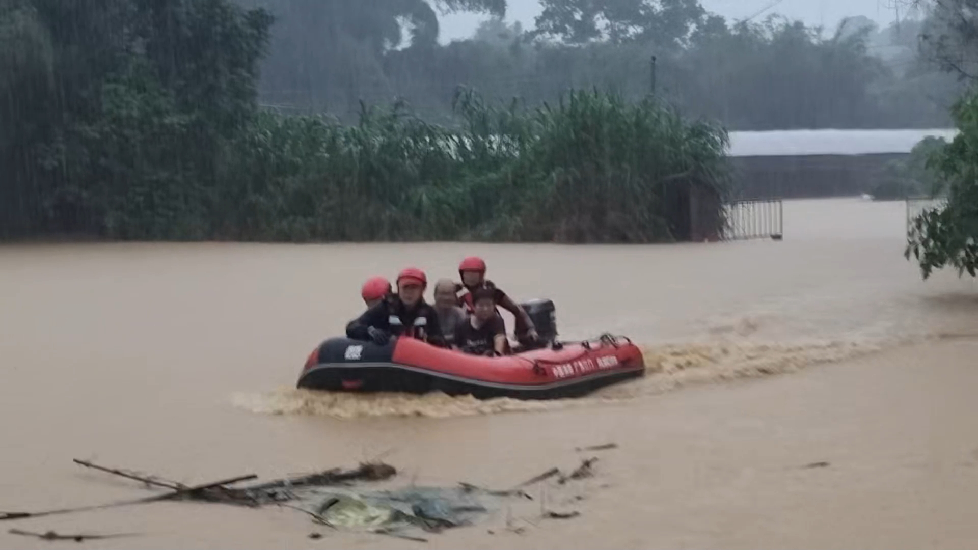 5月20日,强降雨来袭,恩平市消防救援人员转移被困群众。恩平市消防救援局供图