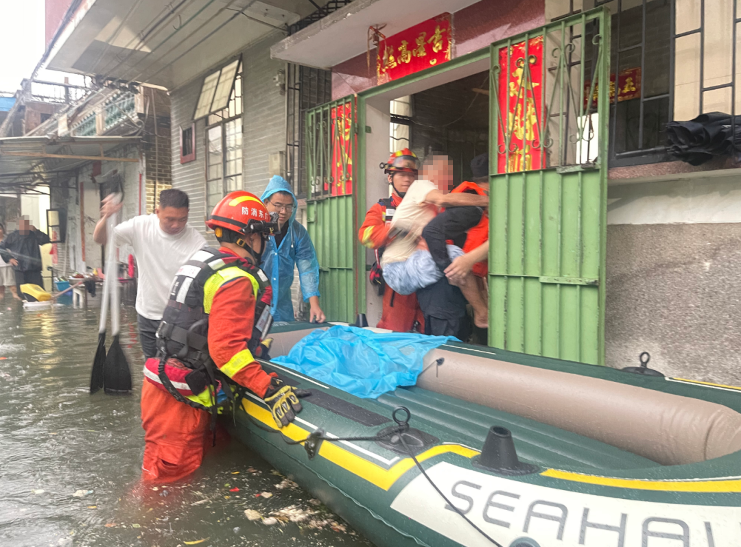暴雨来袭，开平市消防救援人员转移被困群众。图片来源：开平发布官方微信