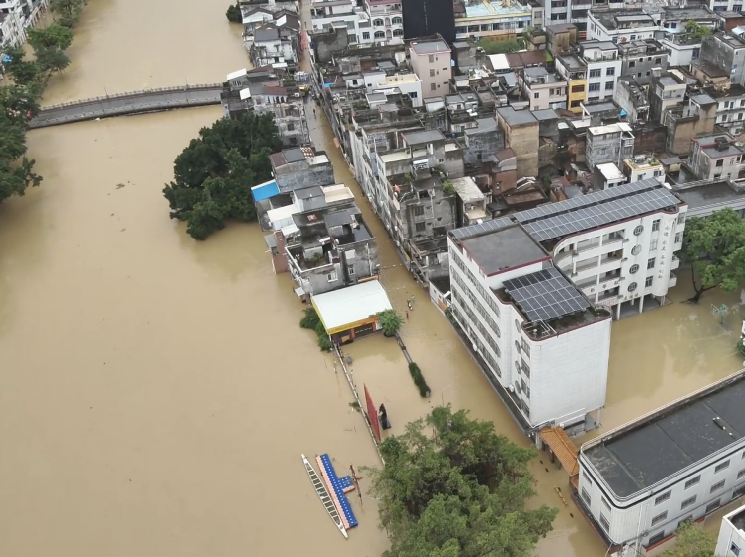 5月21日上午,阳江市区航拍图,河水上涨,街巷出现积水。阳江市消防救援局供图
