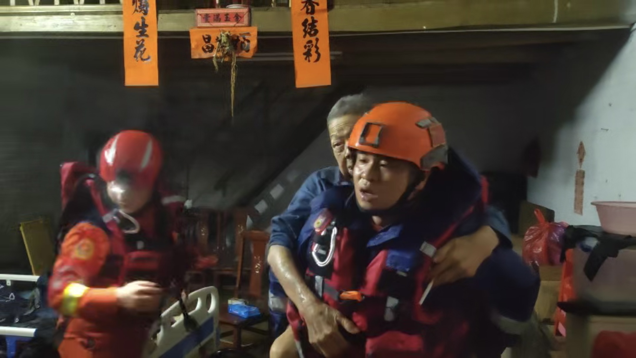 江门市消防救援人员转移被困群众。广州消防救援机动支队江门驻防分队供图