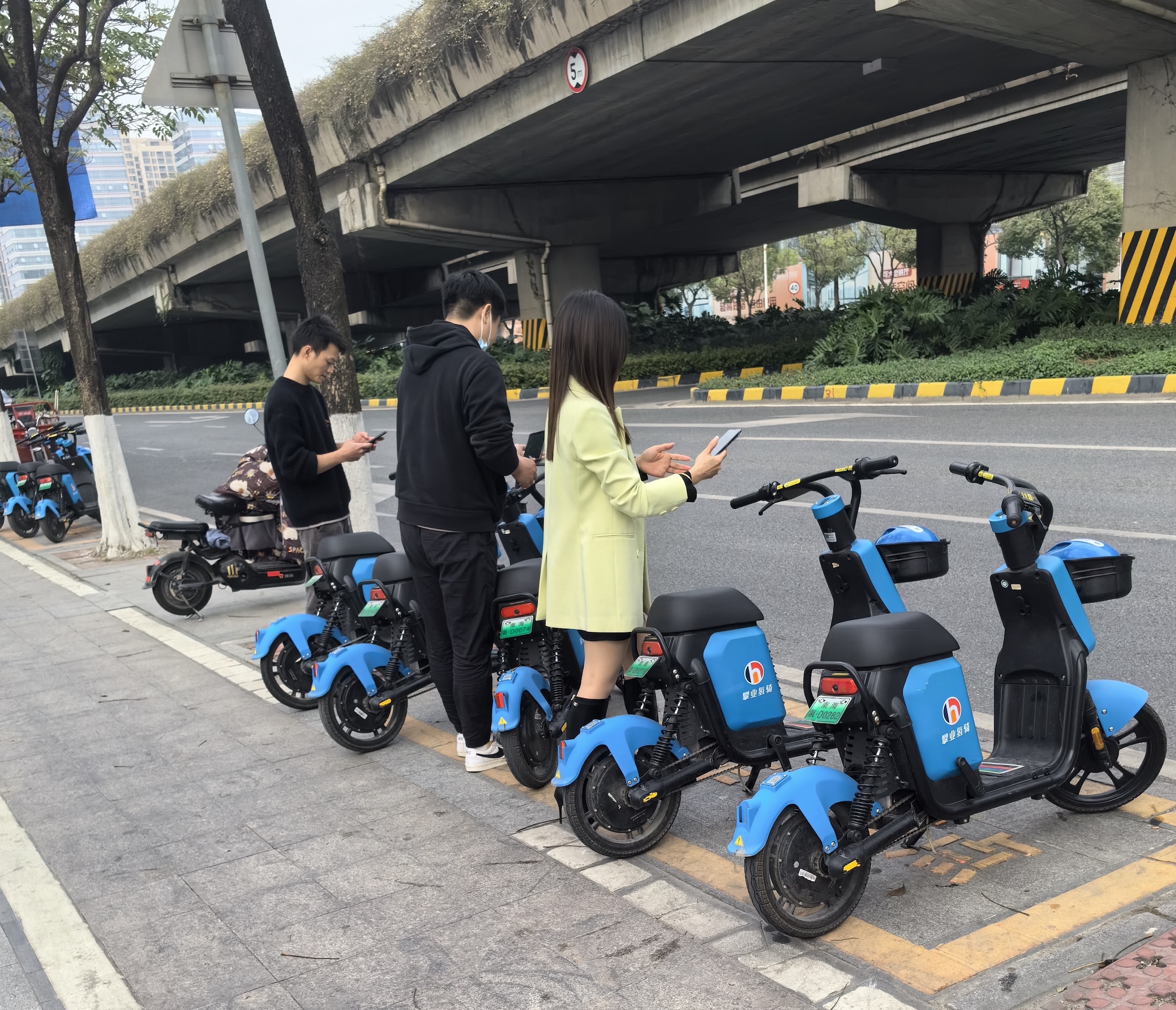 市民扫码氢能两轮车出行。受访者供图