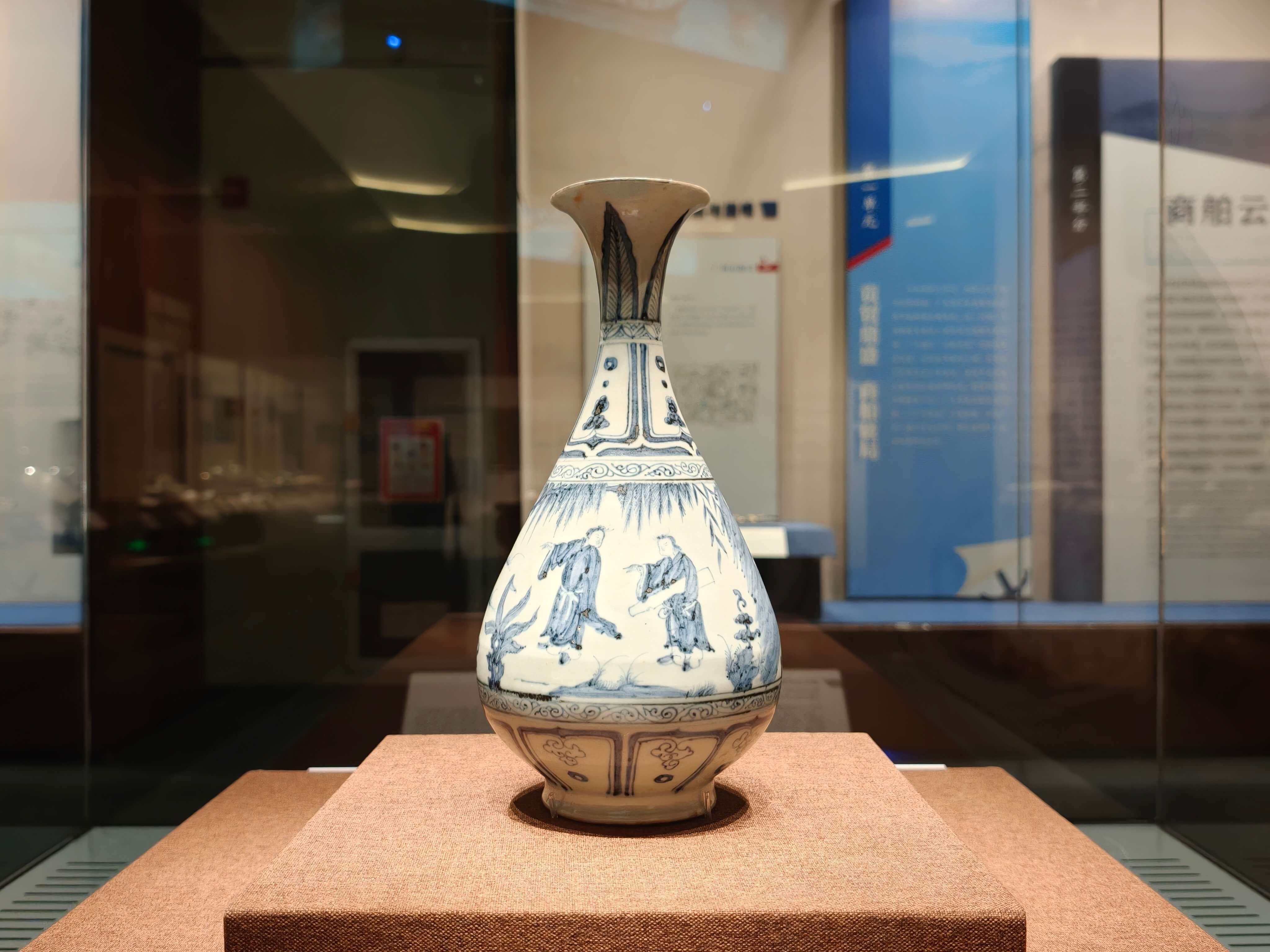 图为元青花人物图玉壶春瓶，集青花技艺与流行器形于一体，是中外文化融合的结晶。人民网记者 王雅蝶摄