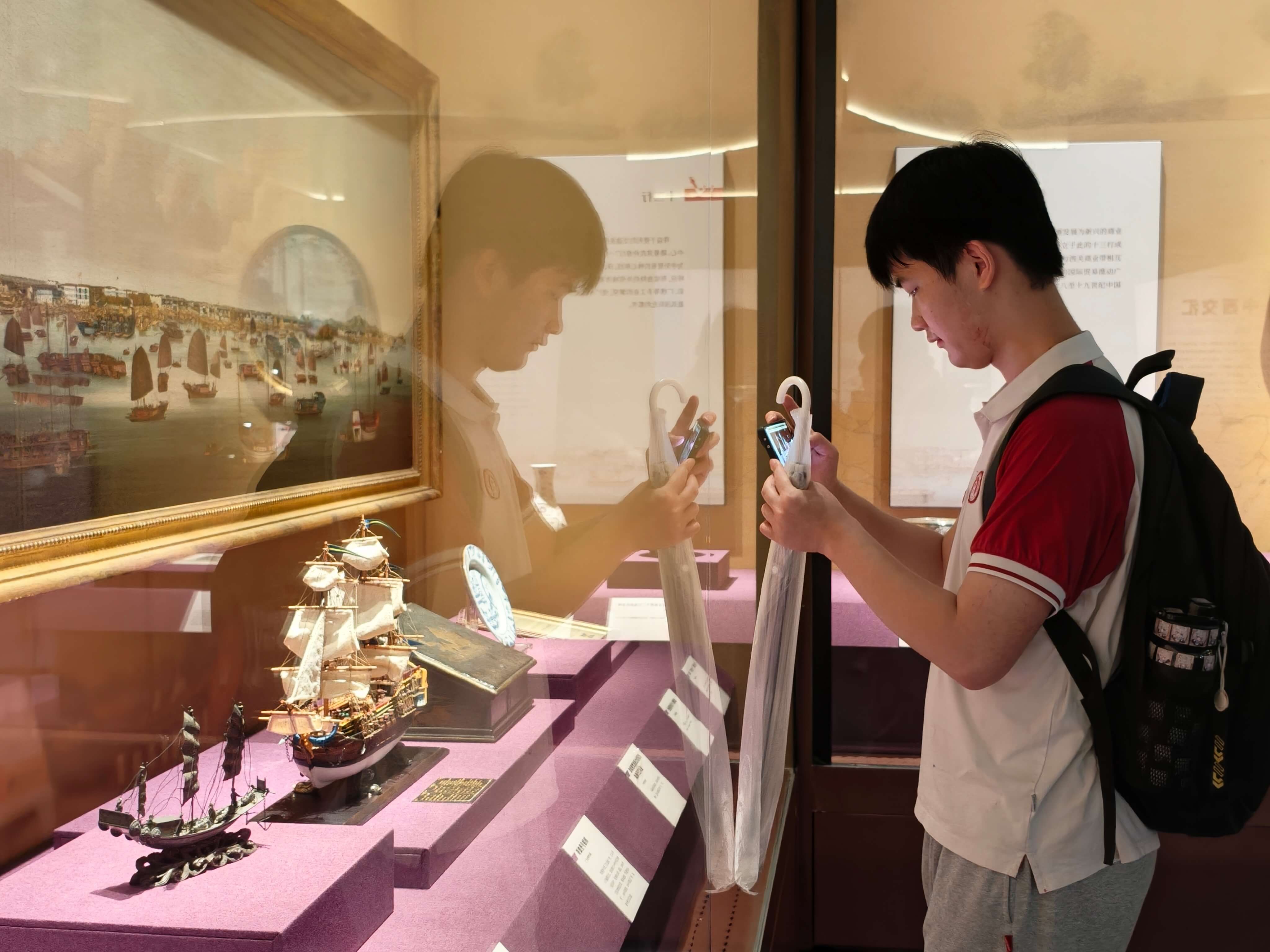 图为观众拍摄展品，记录广东海上贸易历史。人民网记者 王雅蝶摄