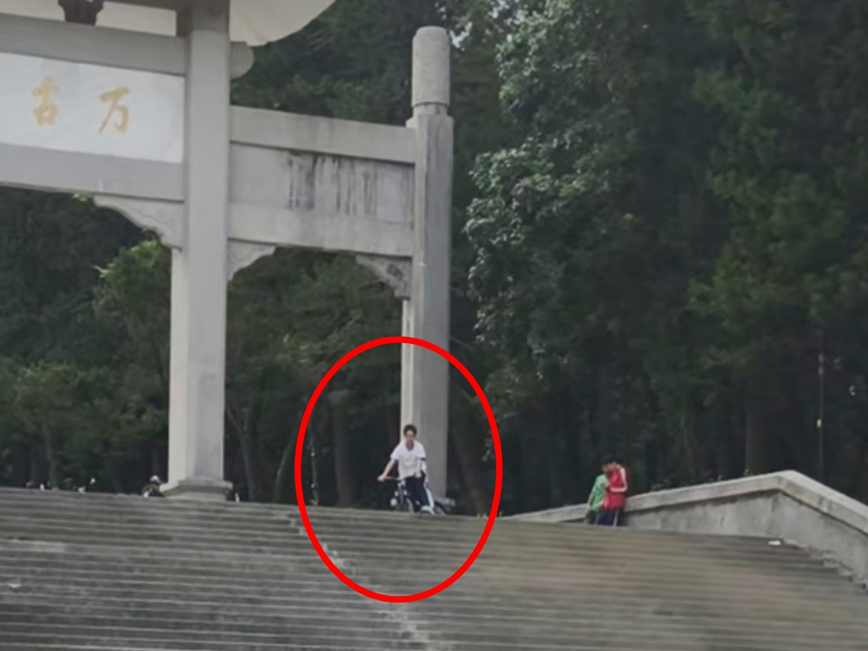 湛江市寸金橋公園烈士紀念碑附近階梯處,有人在此危險騎行。留言網友供圖