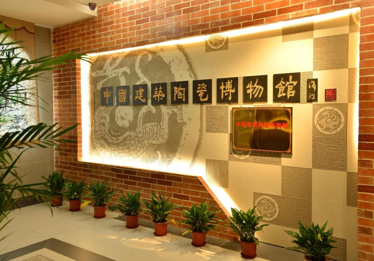 中国建筑陶瓷博物馆的主题墙，以刀为笔，以陶为纸，镌刻东莞瓷刻的非遗神韵。马可波罗供图