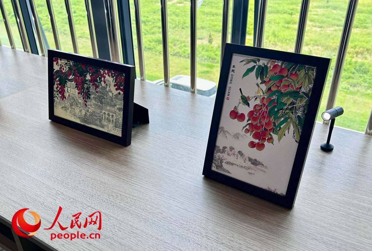 马可波罗数智工厂内展示的瓷砖刀笔画作品。实习生 兰航宇摄