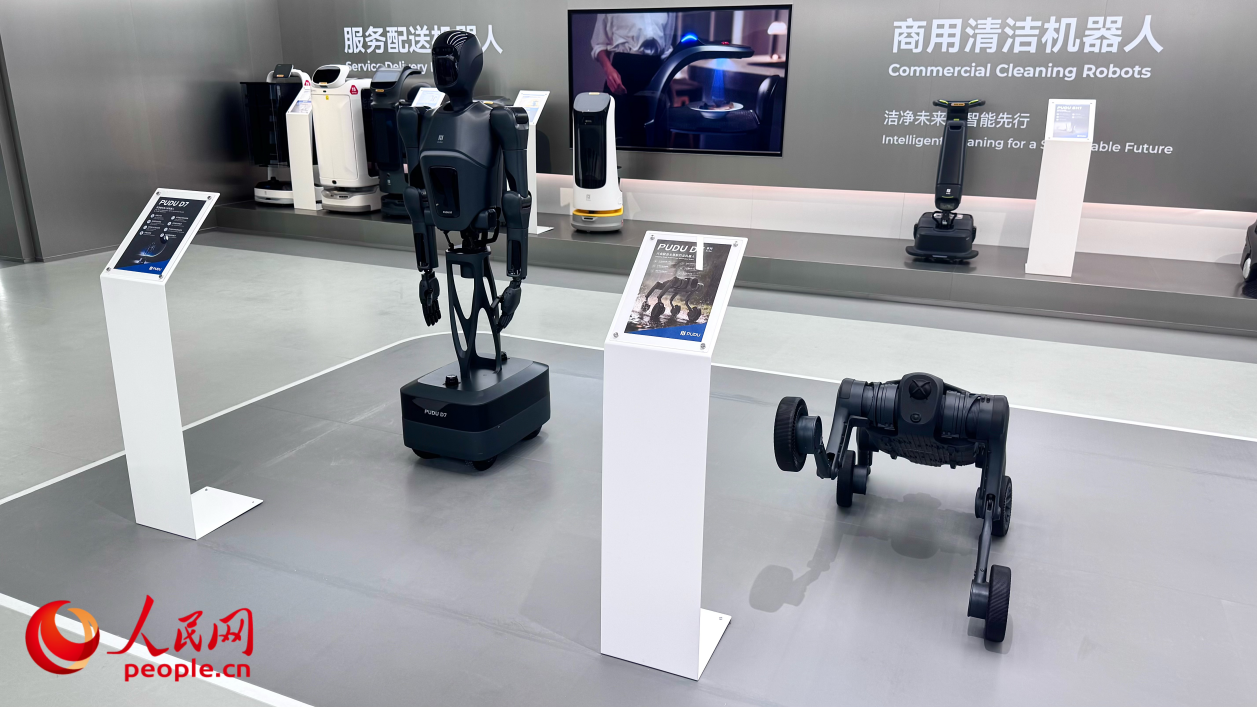 普渡展廳內的多種形態機器人，實現送餐、清潔等商用場景落地應用。人民網記者 李昊洋攝