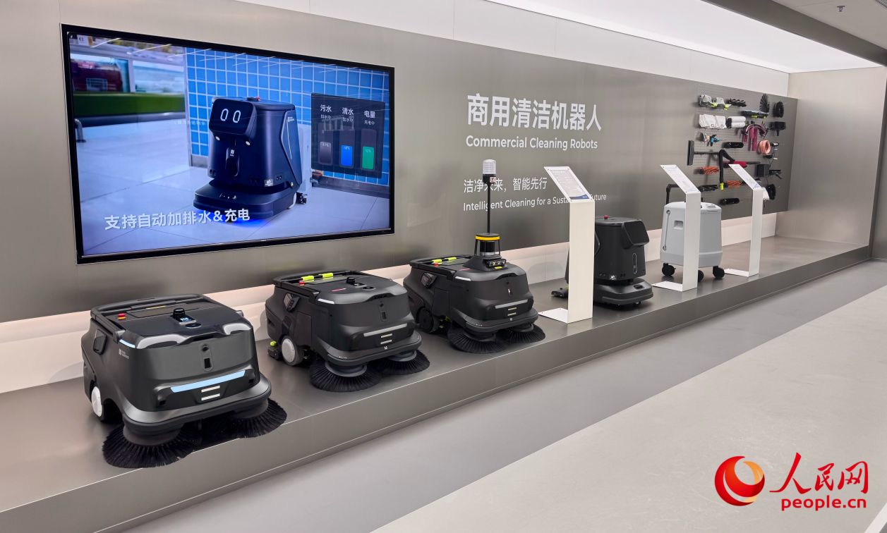 普渡展廳內的商用清潔機器人整齊陳列，商用清潔機器人產品成為企業海外核心增長板塊。人民網記者 李昊洋攝