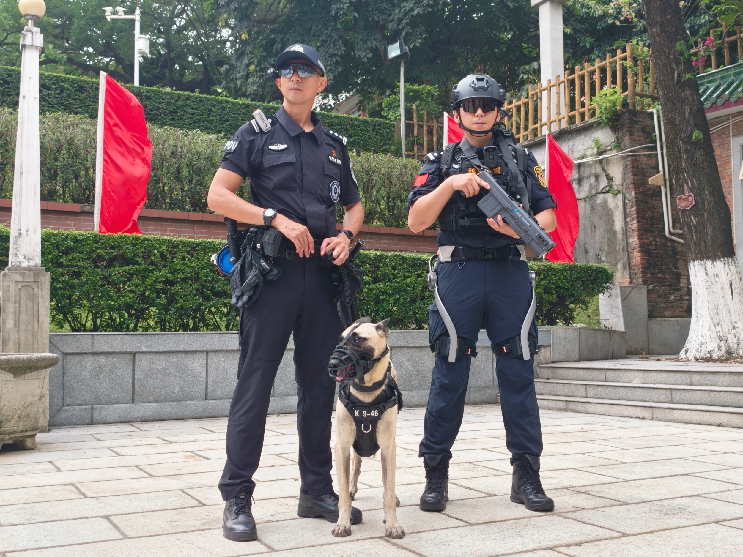 6月5日，广东特警加强考点及周边安全防范。人民网记者 王雅蝶摄